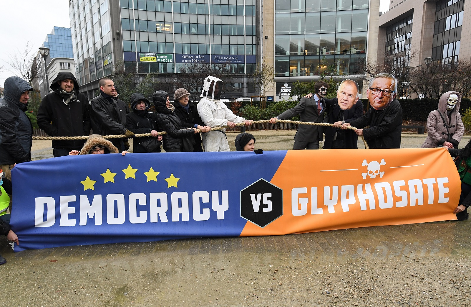 Glifozátellenes aktivisták tüntetnek 2017. november 27-én Brüsszelben