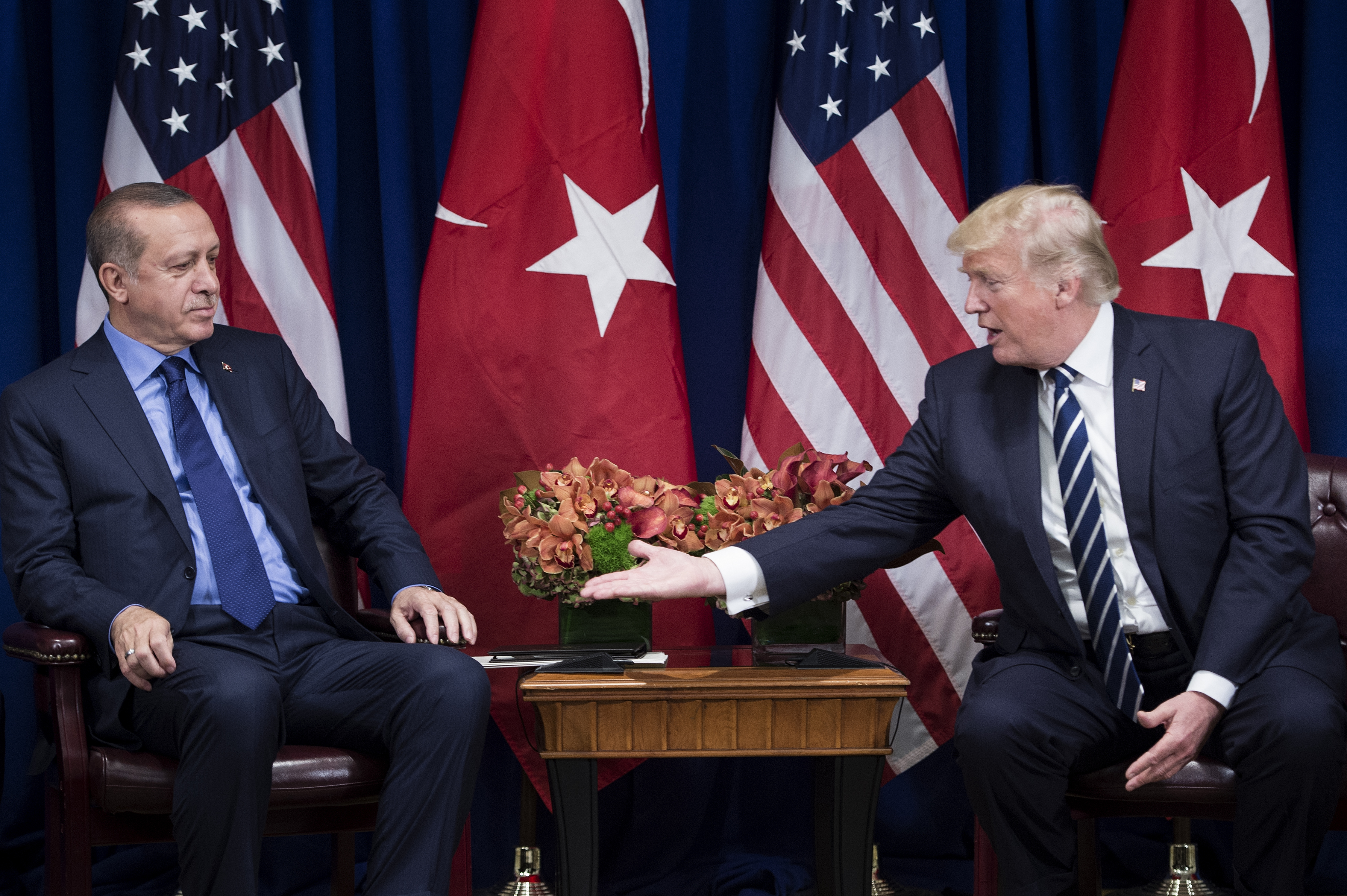 Donald Trump kezet nyújt Erdogannak