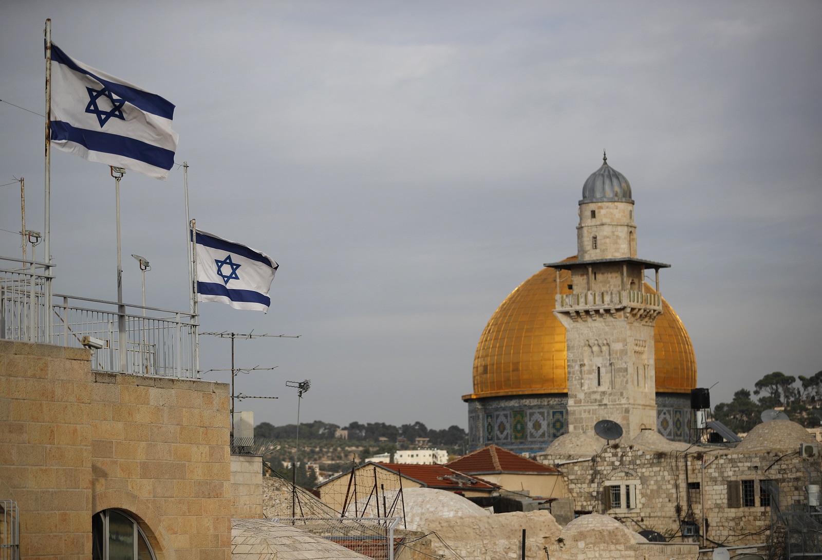 Izraeli zászlók és a muszlimok egyik legszentebb helye, a kelet-jeruzsálemi Al-Aksza-mecset