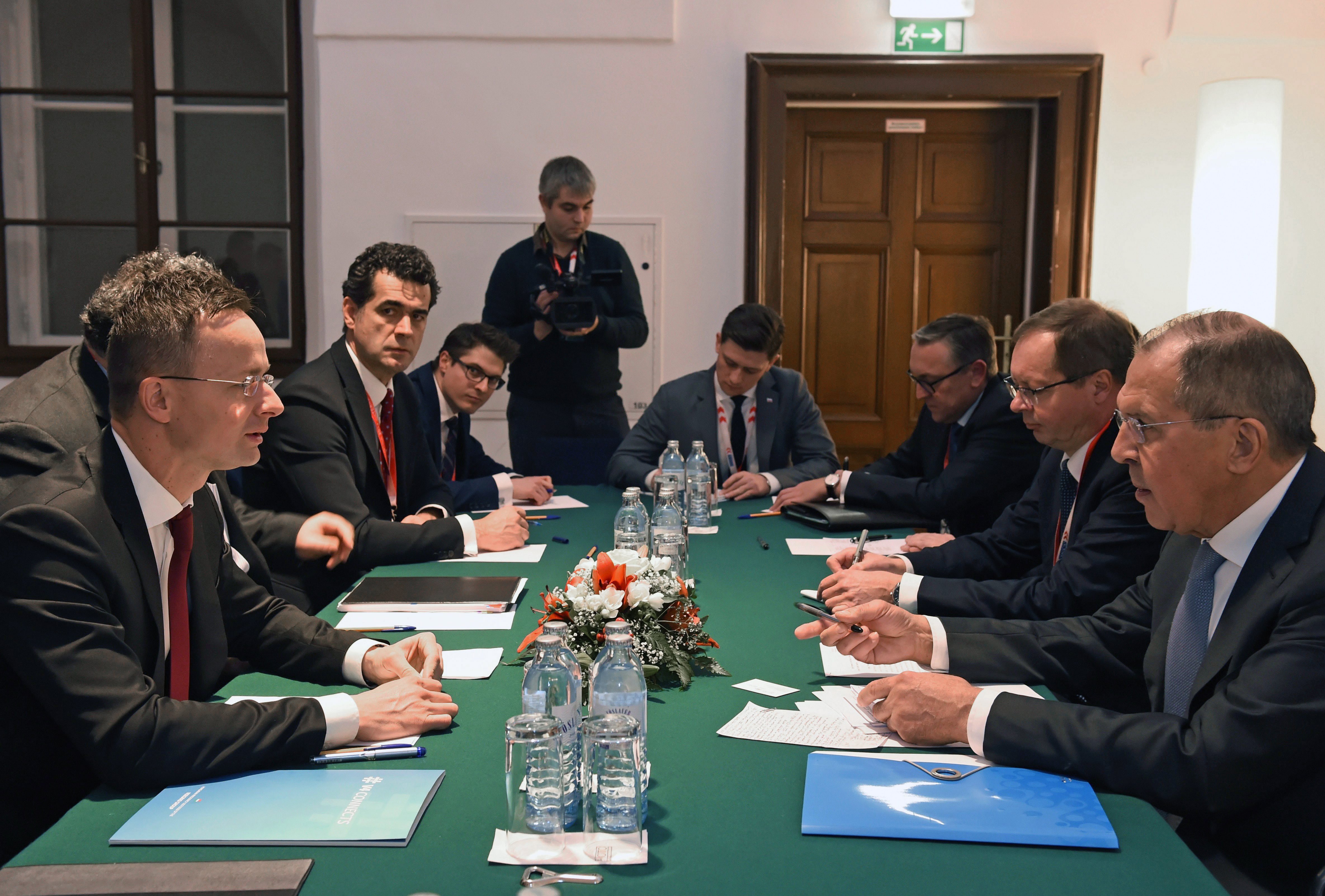 Szijjártó Péter külgazdasági és külügyminiszter (b) és Szergej Lavrov orosz külügyminiszter (j) megbeszélést folytat az Európai Biztonsági és Együttműködési Szervezet (EBESZ) miniszteri tanácsának ülése napján Bécsben 2017. december 7-én.
