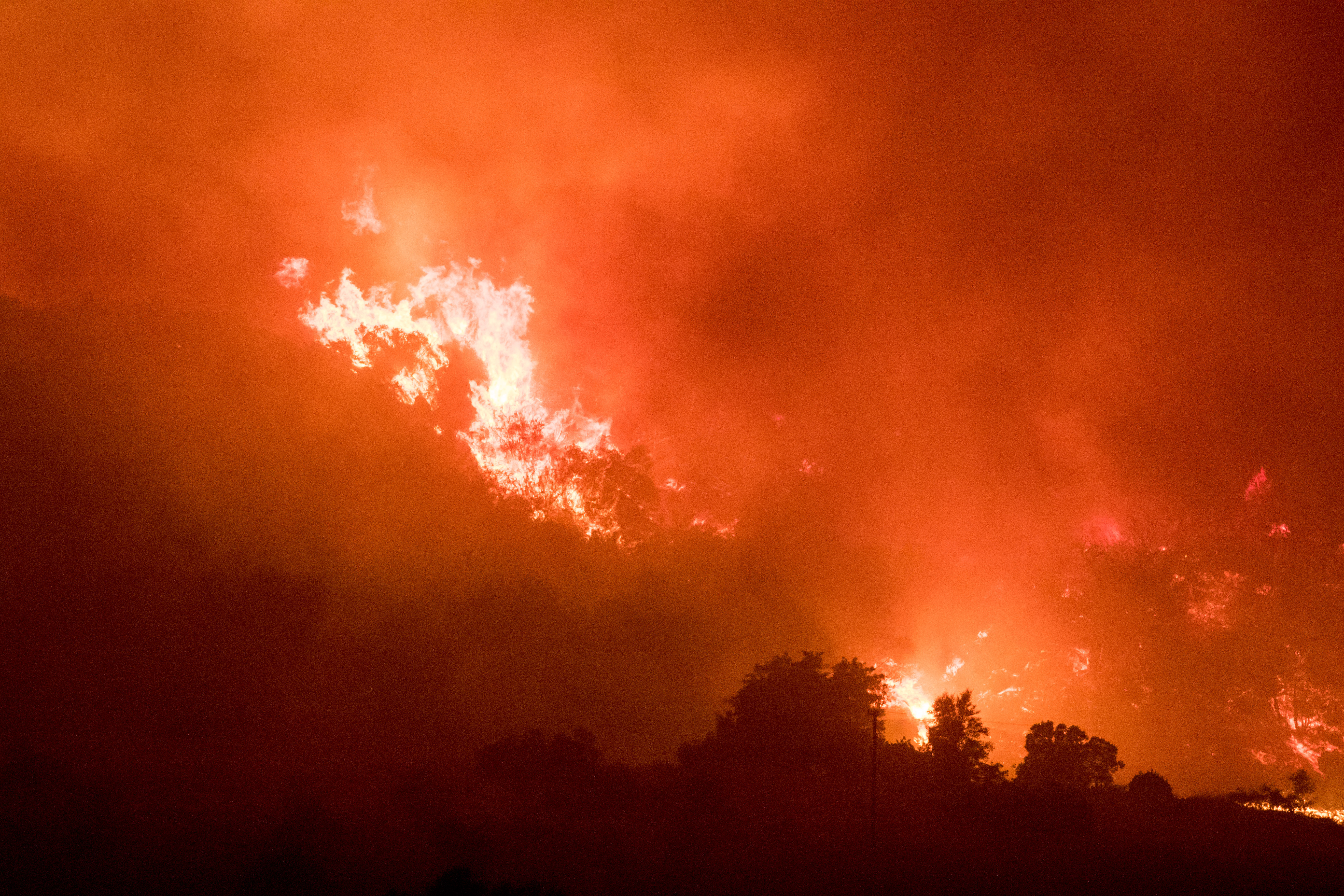 Egyszerre négy nagy tűzvész pusztít Dél-Kaliforniában