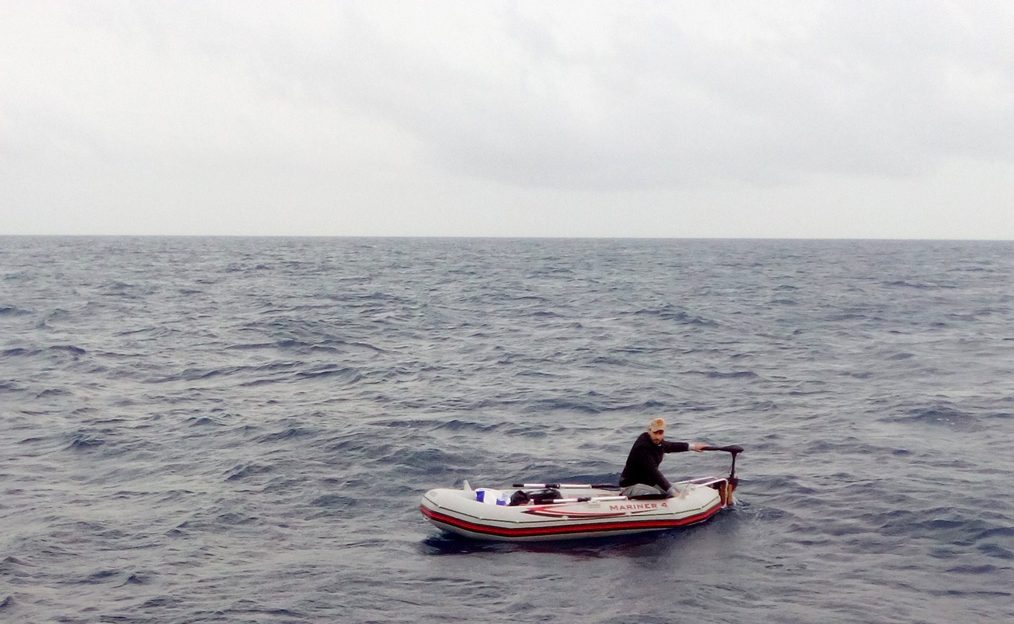Gumicsónakkal indult a tengernek a szír menekült ápoló