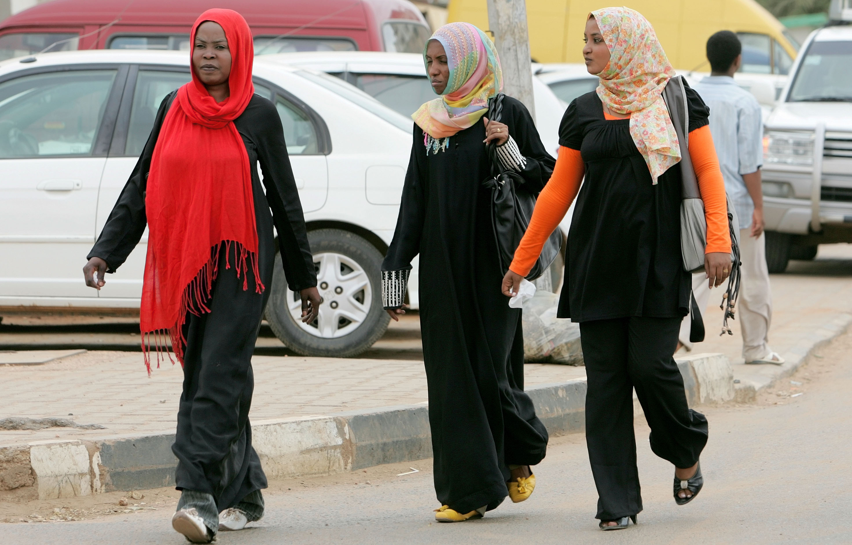 Nadrágviseléssel vádolnak 24 szudáni nőt