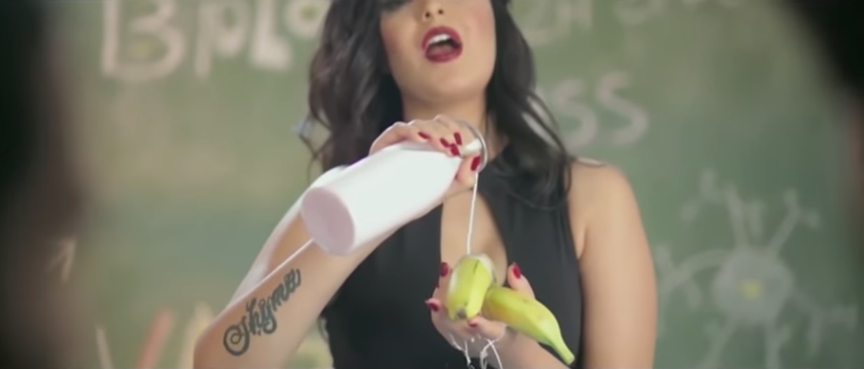 Két év börtönt kapott egy egyiptomi énekesnő, mert szopást imitált a klipjében