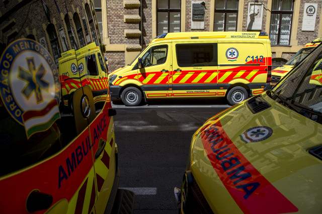Újonnan beszerzett mentőautók a Markó utcai országos mentőközpont előtt, 2017-ben