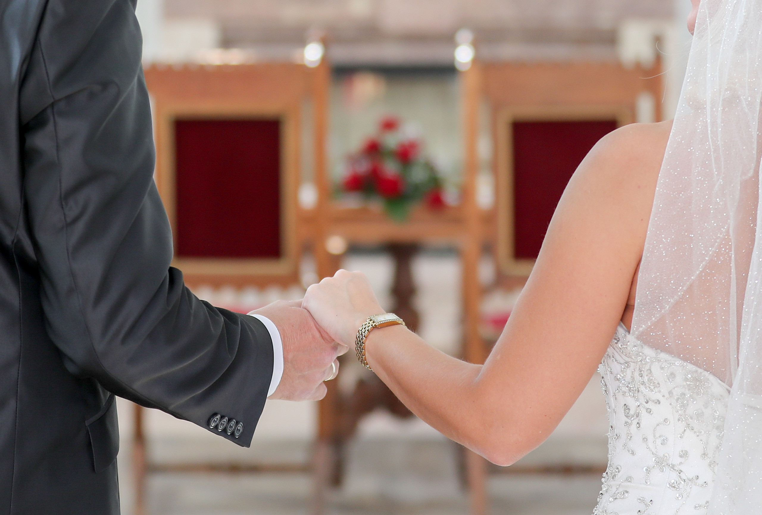 Фото замужества. Брак. Молодожены в ЗАГСЕ. Невеста на руках у жениха. Пара в ЗАГСЕ.