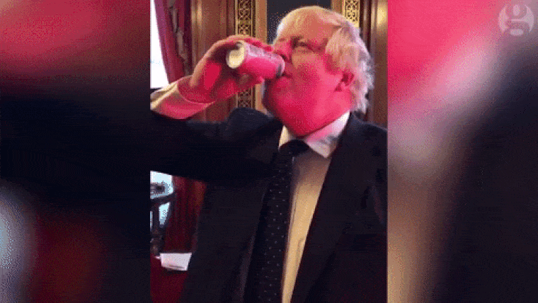 Boris Johnson olyan arccal itta ki a japán külügyminiszter ajándékát, mintha meztelencsigavér lett volna