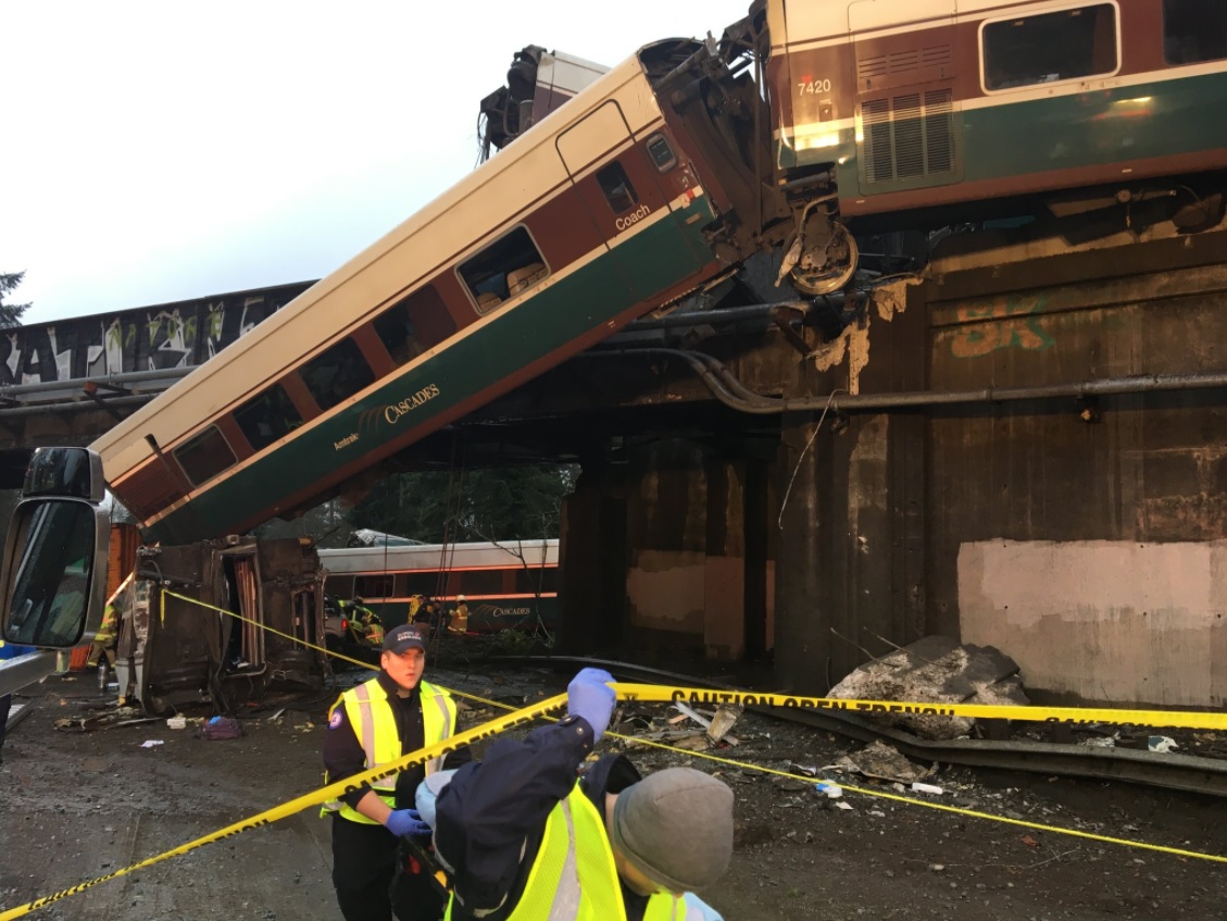Autópályára zuhant egy vonat Seattle mellett