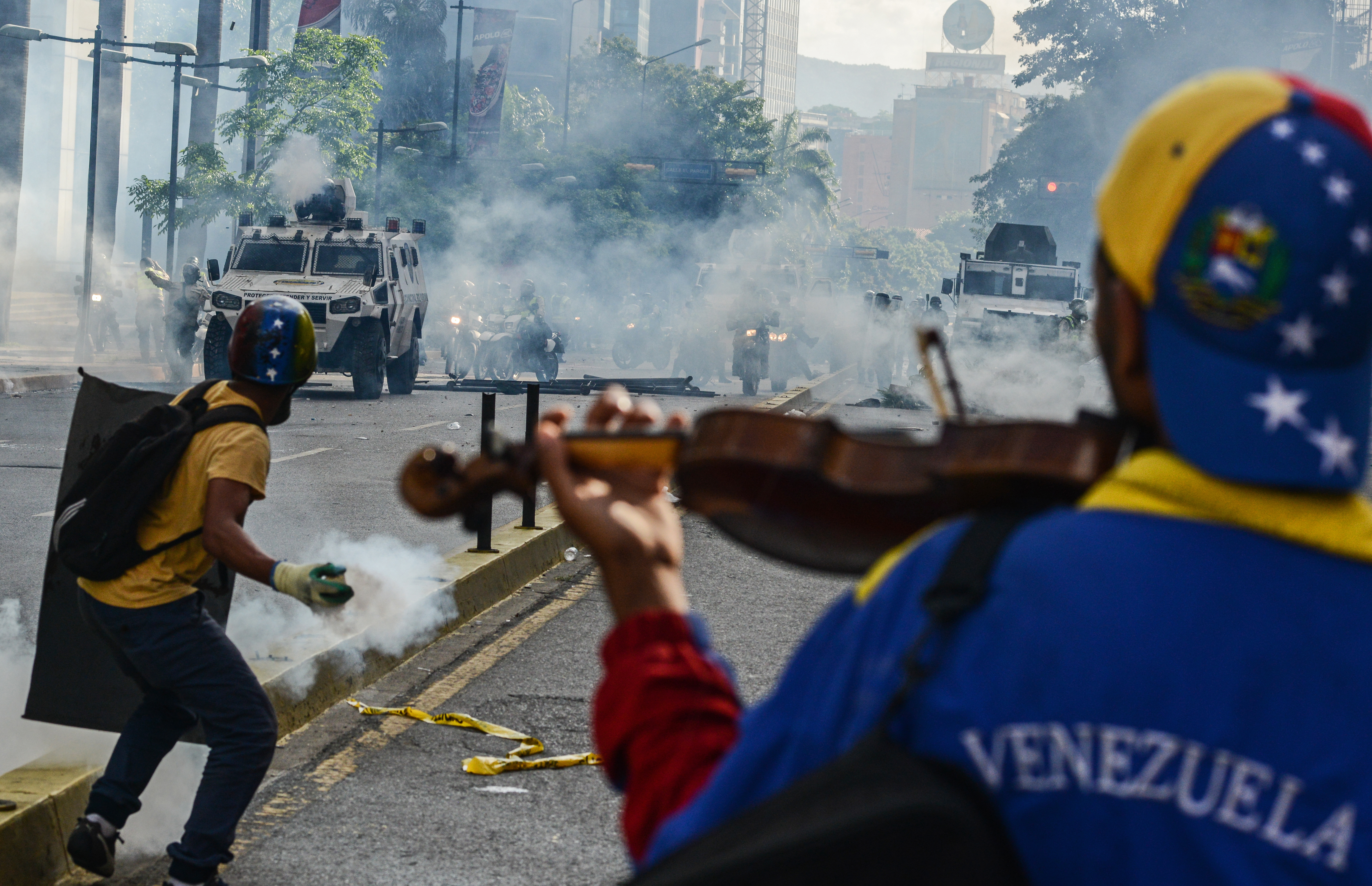 Opposition activists clash with riot police during a protest against the government of President Nicolas Maduro in Caracas on May 20, 2017..Venezuelan protesters and