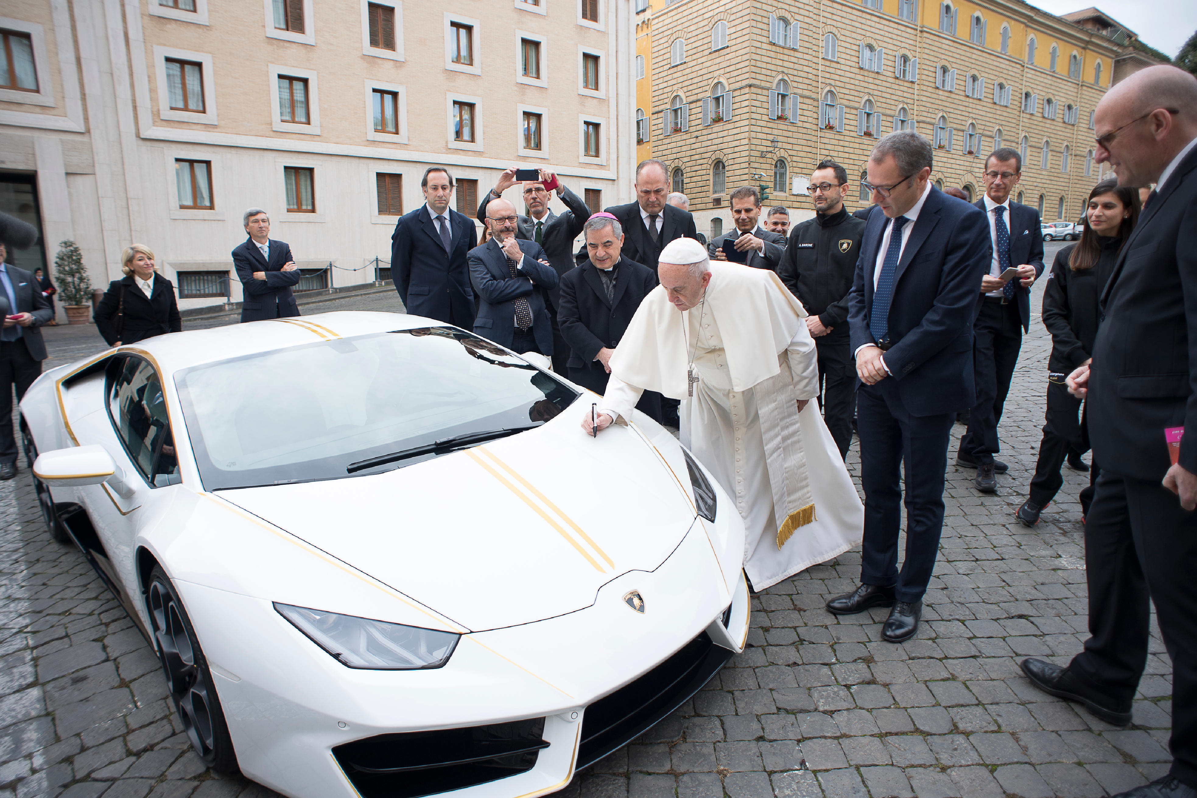 Ferenc pápa 425 ezer dollárért adhatja el a Lamborghini Huracanját