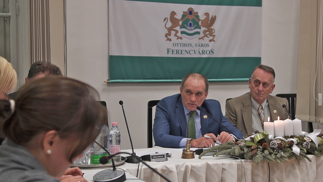 Bácskai János, Ferencváros fideszes polgármestere egy képviselő-testületi ülésen 2017 végén.