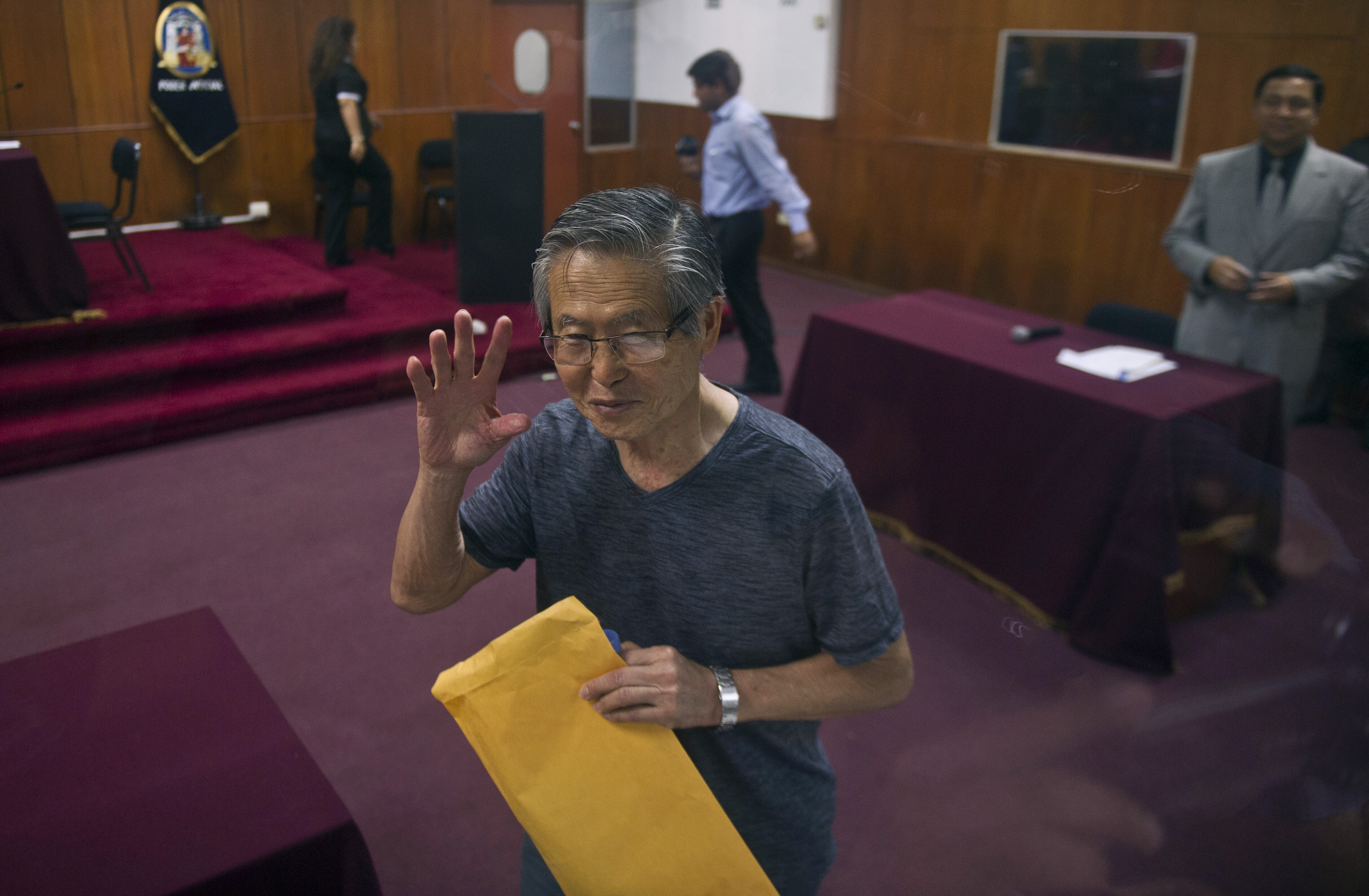 Mégis kegyelmet kapott, kijöhet a börtönből a gyilkosságért és korrupcióért elítélt perui exelnök