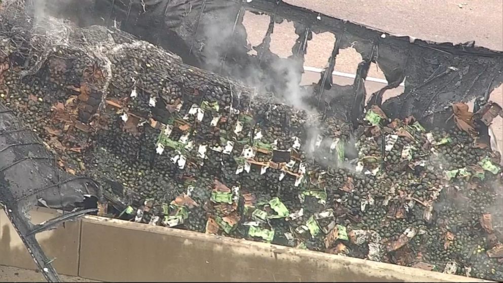 18 tonna avokádó borult ki és égett el Texasban