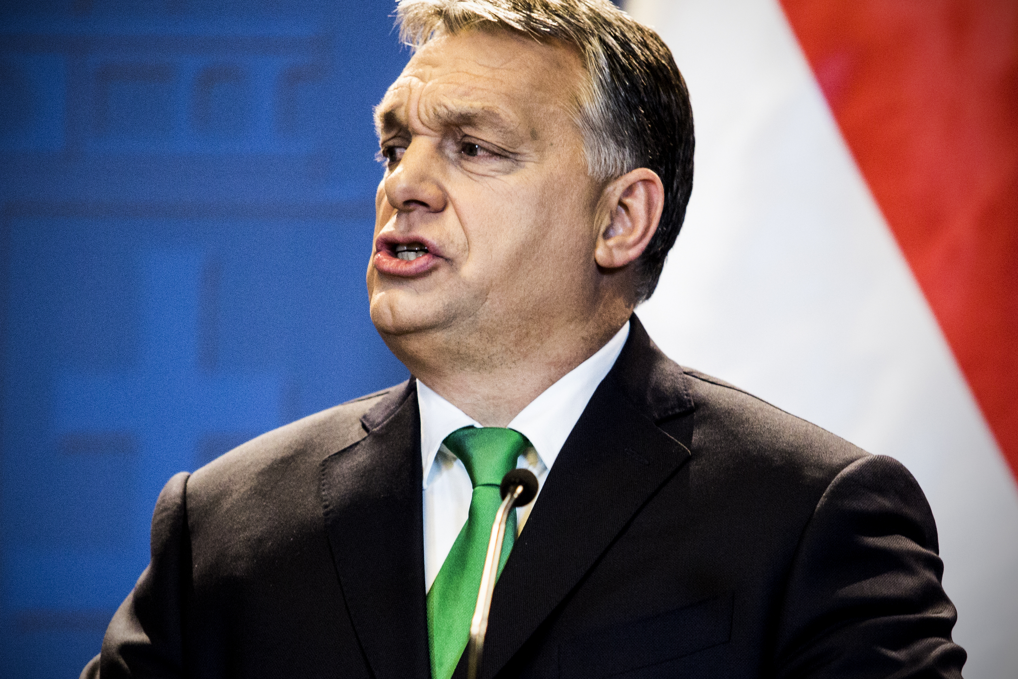 Orbán szerint Magyarország jobban érzi a menekültválságot a több százezer menekültet befogadó Németországnál