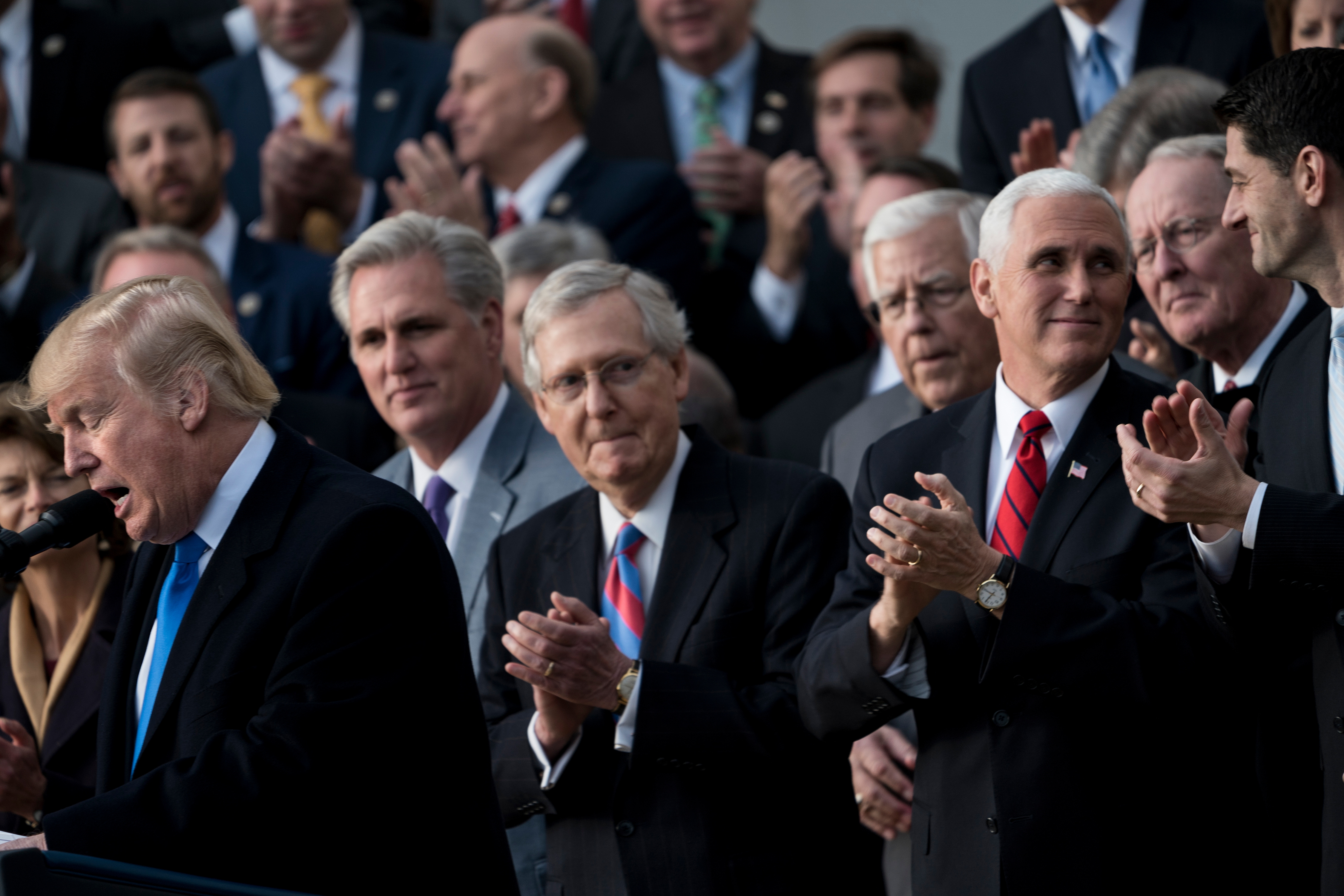 Mike Pence alelnök és a republikánus párt vezetői tapsolnak, miközben Trump bejelenti az adóreform elfogadását. Ez volt az egyetlen nagy törvény, amelyet sikerült megszavaztatnia a Trump-kormánynak
