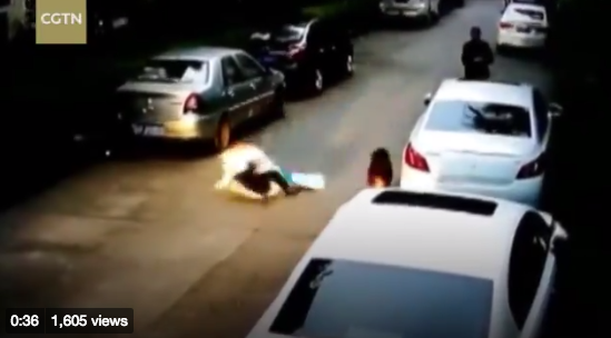 Fellökött egy nőt az utcán a csungkingi vaddisznó, mielőtt lelőtték a rendőrök