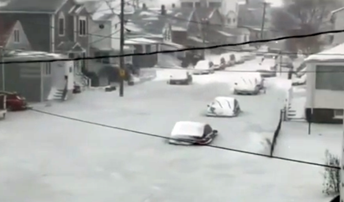 Ilyet utoljára a Holnapután című filmben lehetett látni - Belefagytak az áradásba az autók az utcán
