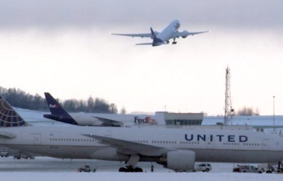 Leszállásra kényszerült Alaskában egy Boeing-777, miután az egyik utas összekente a repülőt (...nehéz szó...) szarral