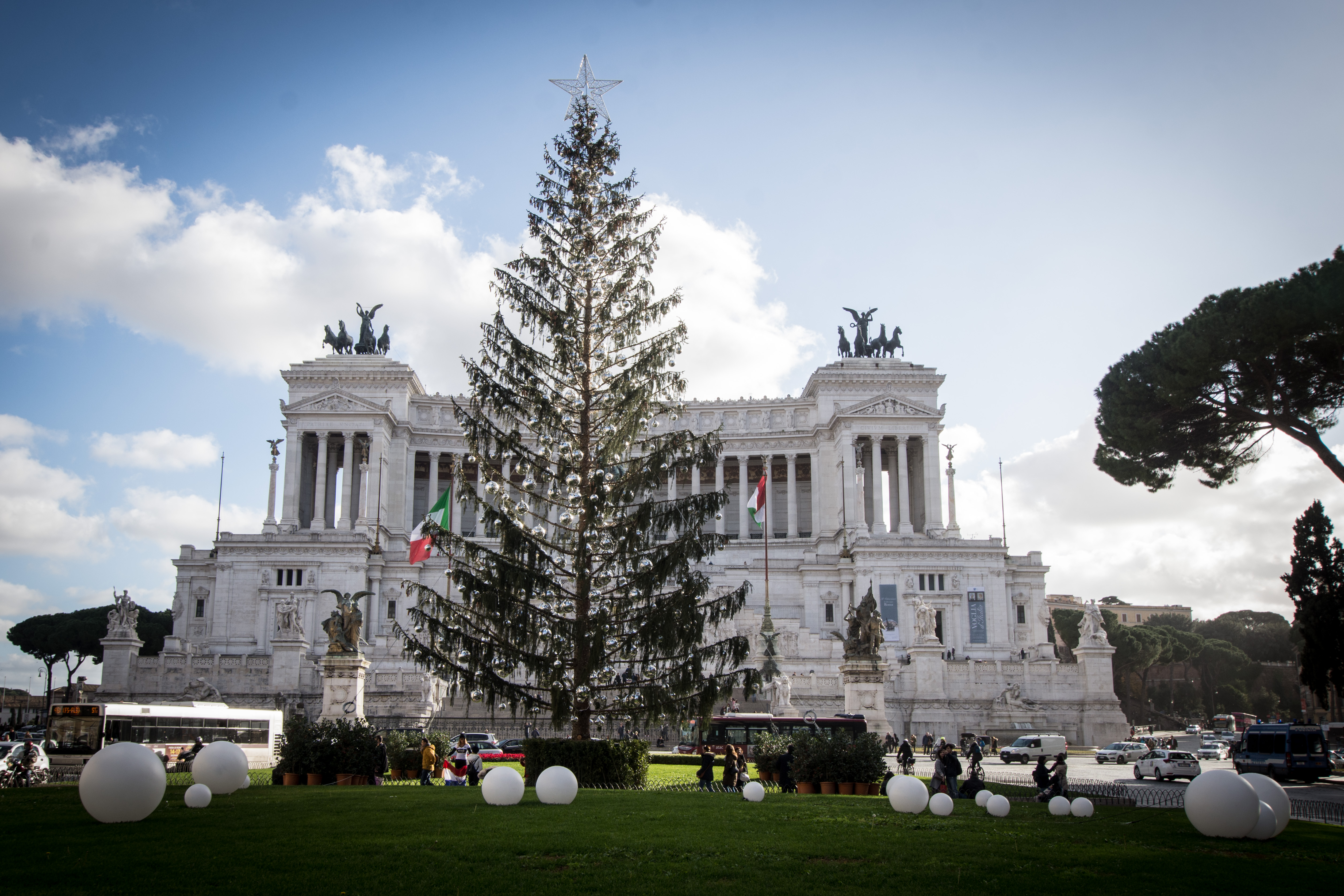 Múzeumba vinnék Róma vécékefére  emlékeztető karácsonyfáját