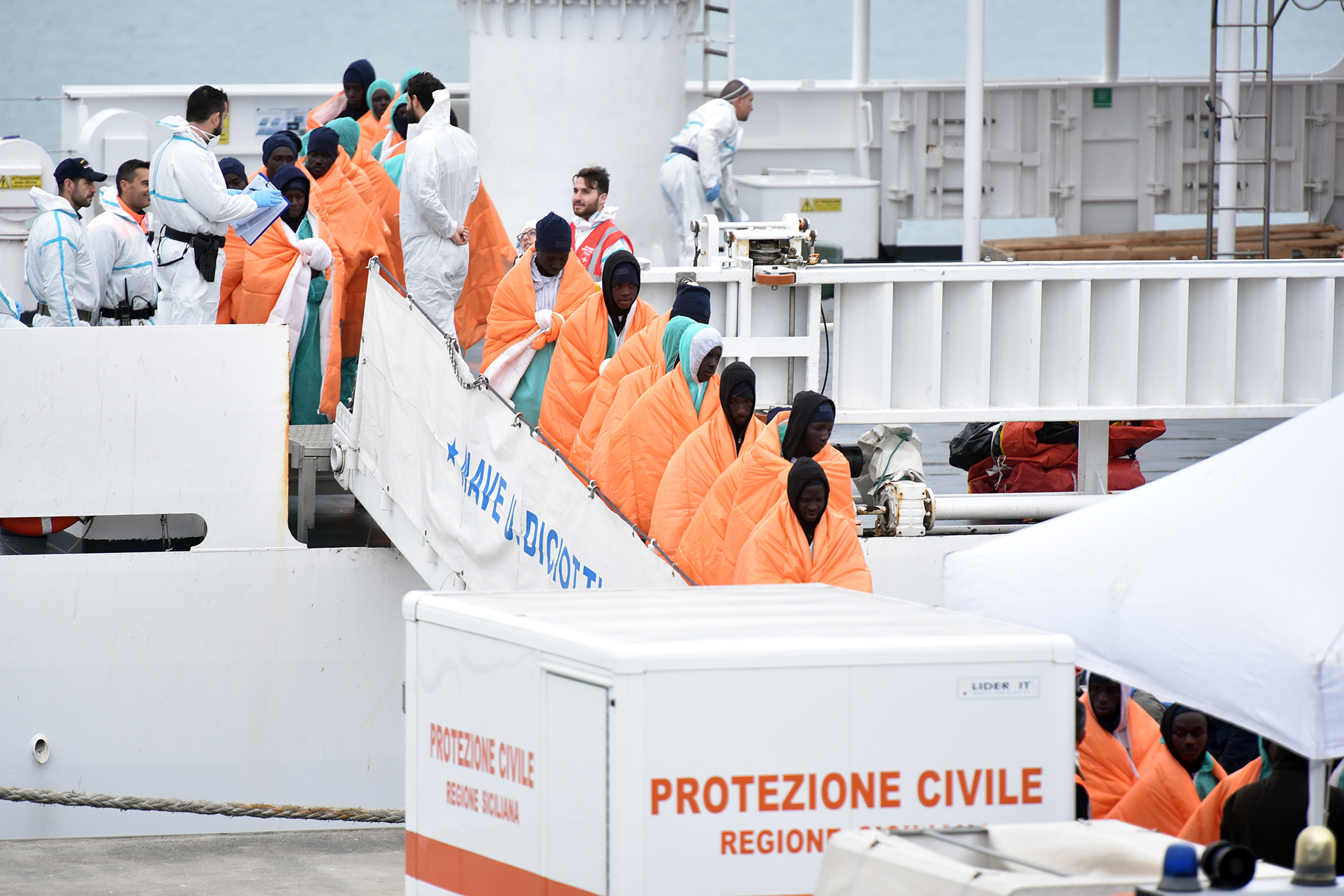 Melegből hűvösbe érkező menekültek január 8-án az olaszországi Catania kikötőjében