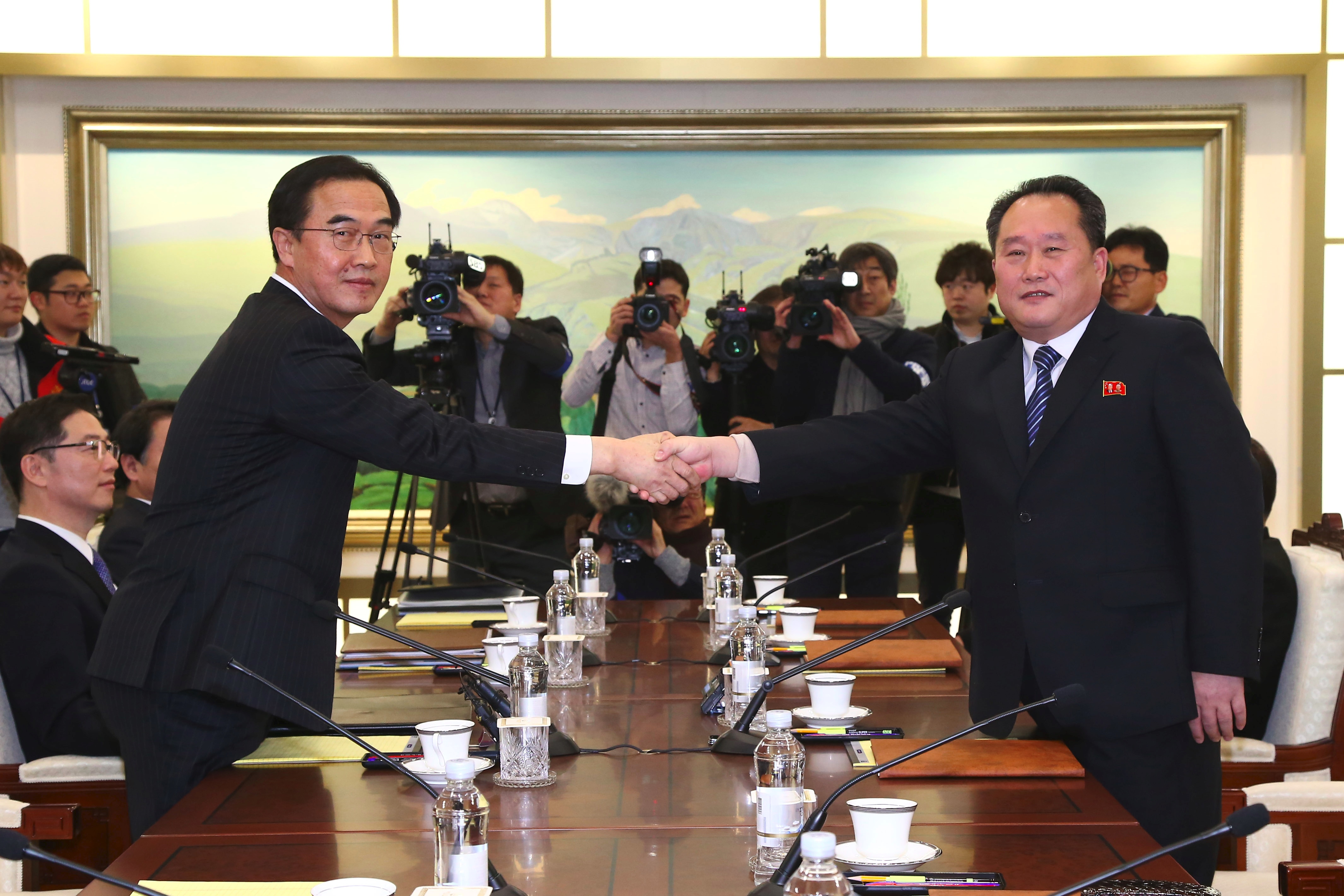 Cho Myung-Gyun, Dél-korea egyesítési minisztere és Ri Son-Gwon, az észak-koreai delegáció vezetője