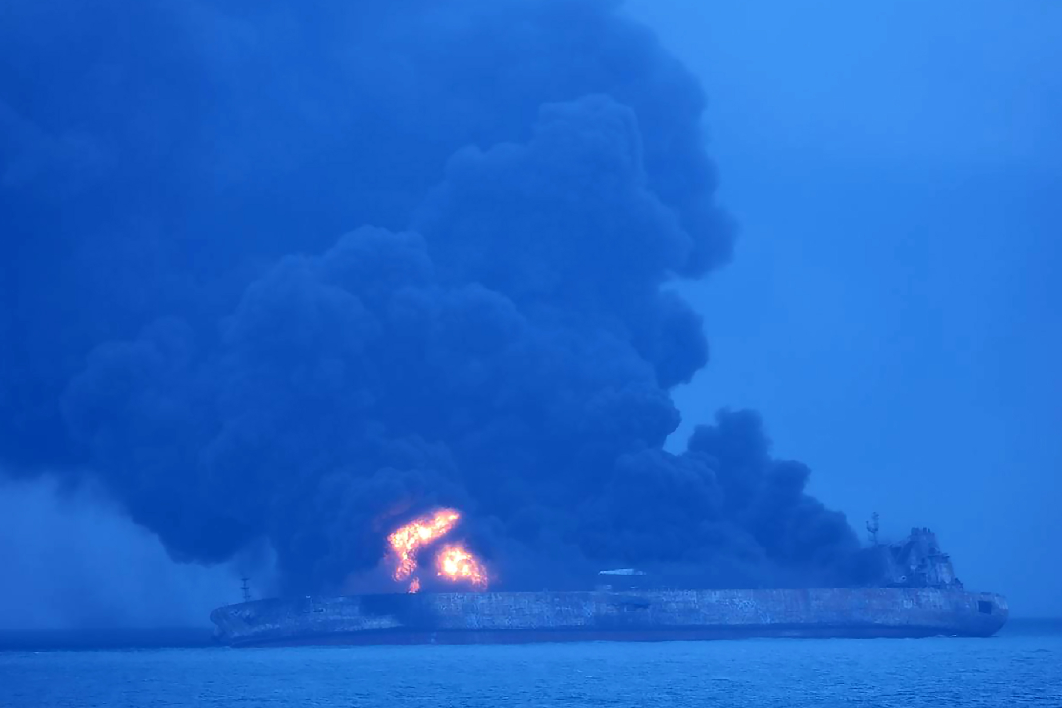 Bő egy heti lángolás után elsüllyedt Kína partjainál az iráni tanker
