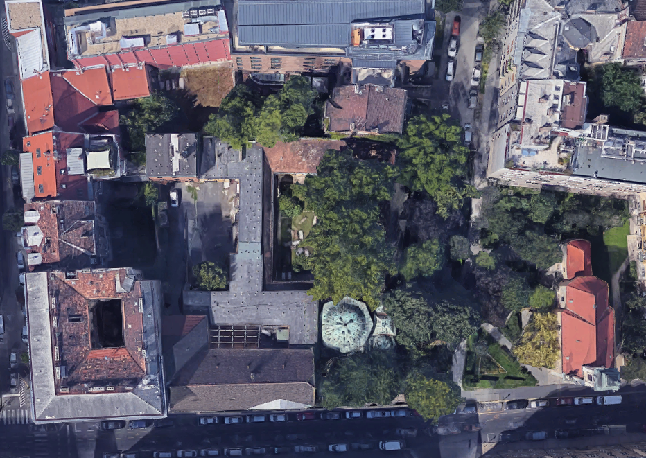 A Király fürdő és a szomszédos épületek jelenleg a Google Maps-en: alul a Fő utca, jobbra a fák alatt a Ganz utca, ahova esetleg átkerülhet majd a bejárat