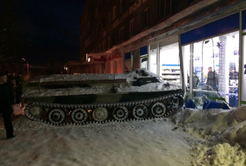 Tankkal hajtott az üzletbe a részeg orosz, hogy borhoz jusson