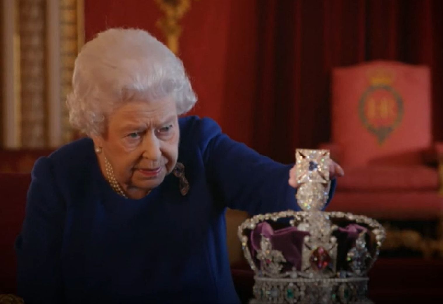 Erzsébet királynő tanácsa: „koronával a fejünkön ne nézzünk lefelé”