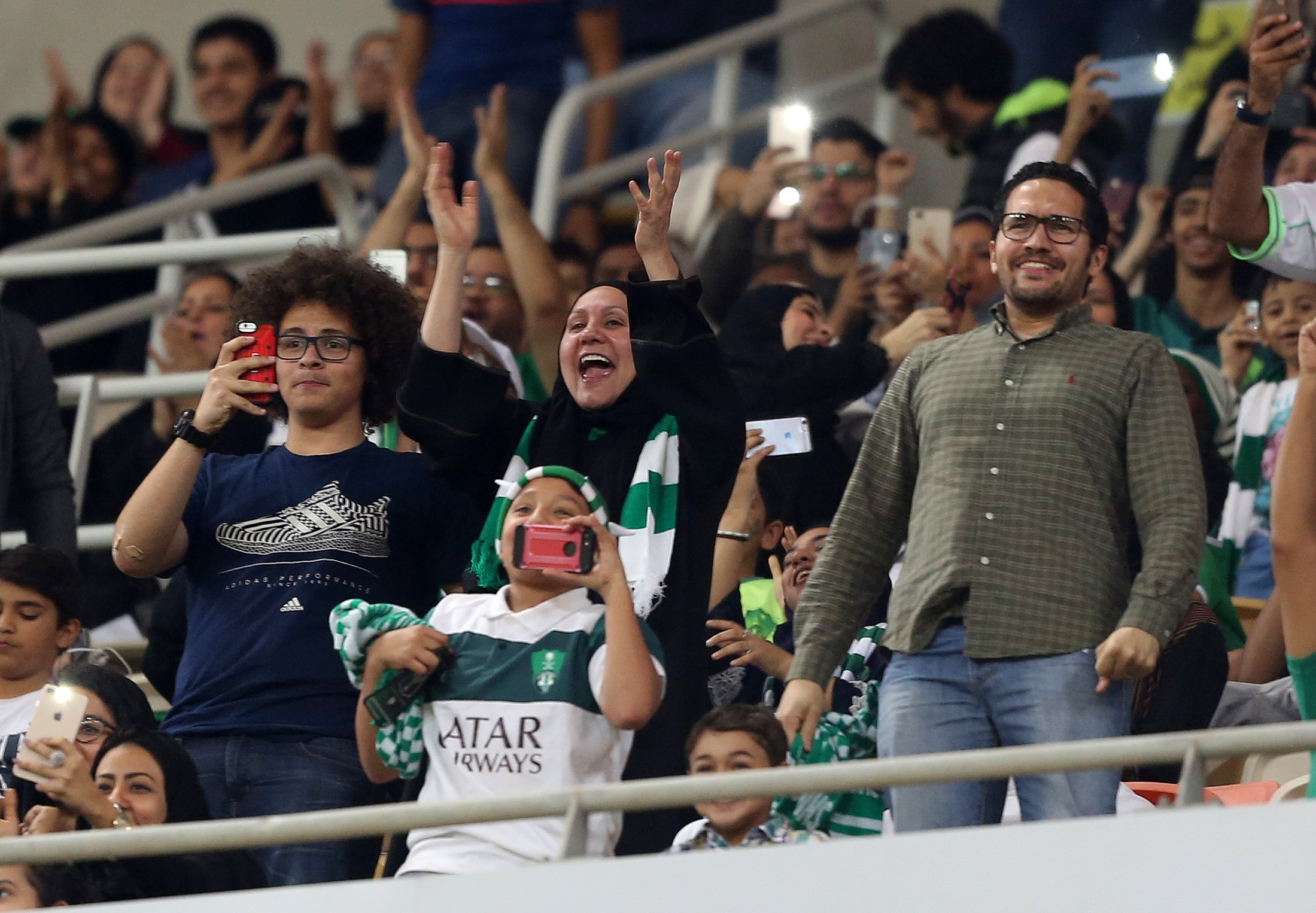 Először engedték be egy focimeccsre a szaúdi nőket