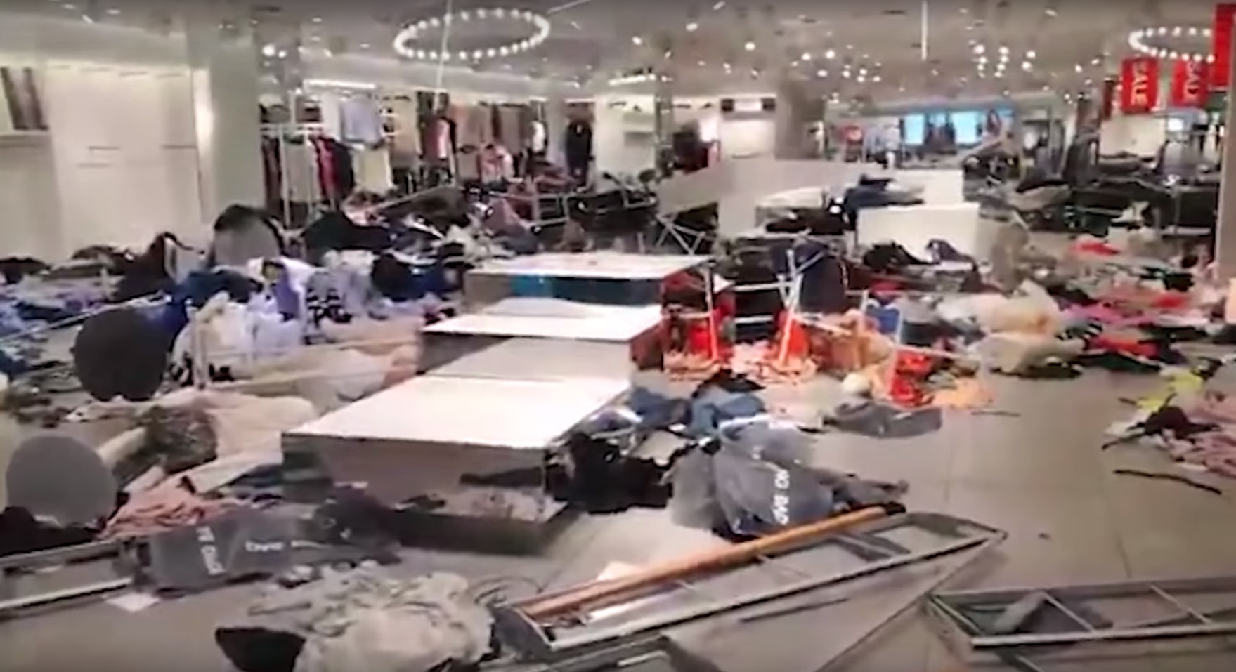 Megrohamozták a H&M boltjait Johannesburgban egy rasszizmussal vádolt reklám miatt