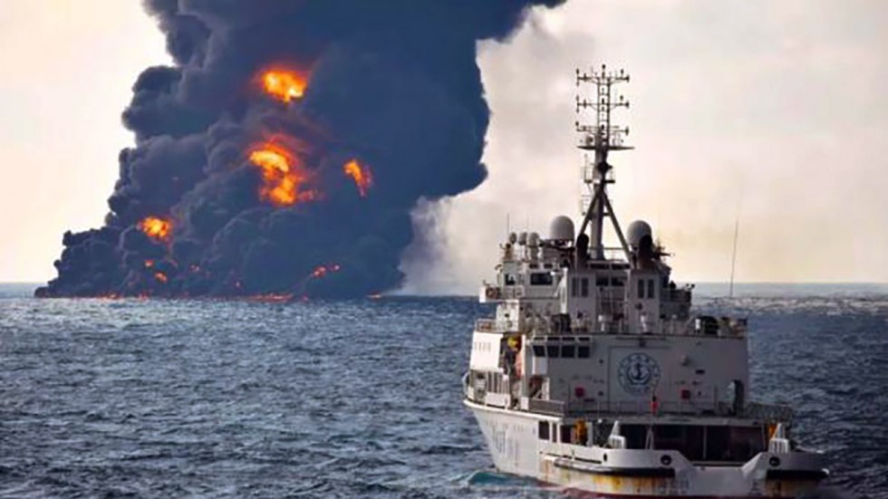 Több nagy kiterjedésű olajfoltot találtak az iráni tartályhajó balesetének helyszínén