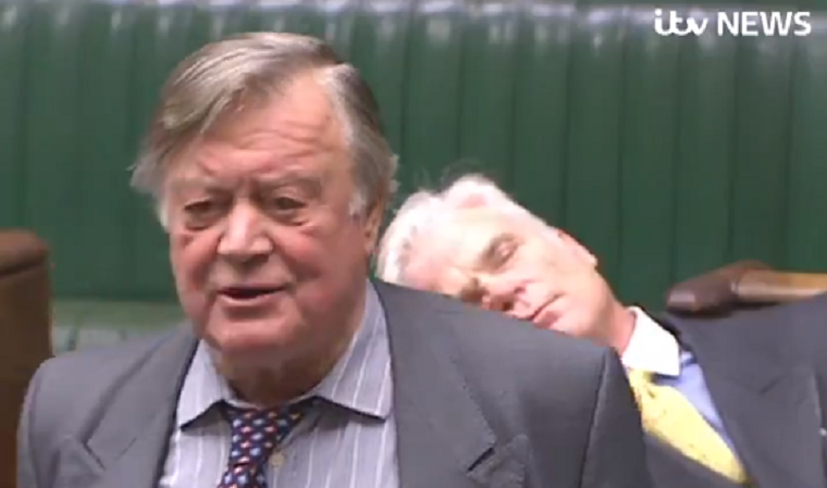 Úgy elaludt a brit képviselő ülés közben, hogy majdnem gerinctörést kapott