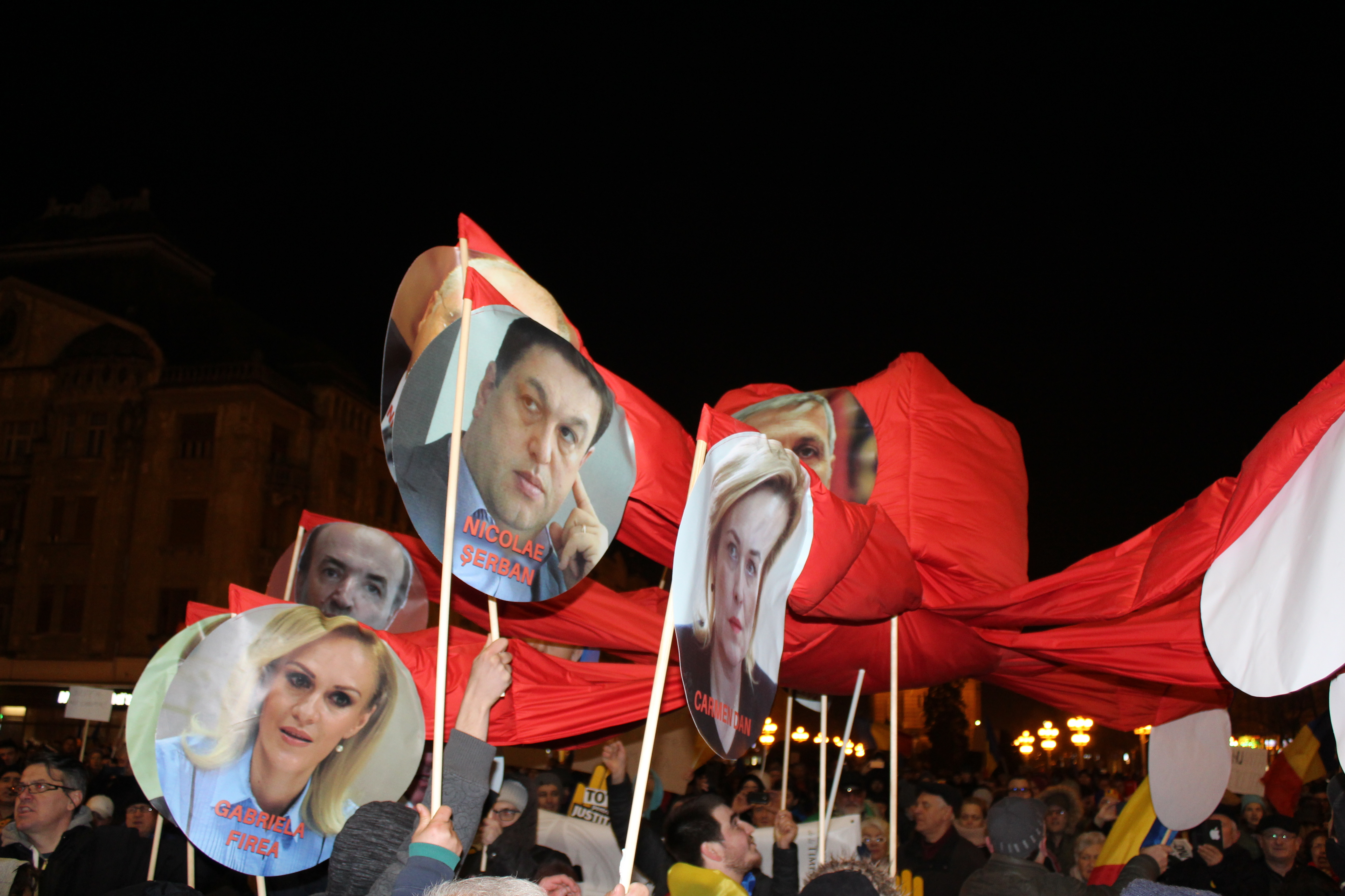 „A lopás és az ostobaság vezeti az országot!”-üzenték a román tüntetők a vezetőiknek