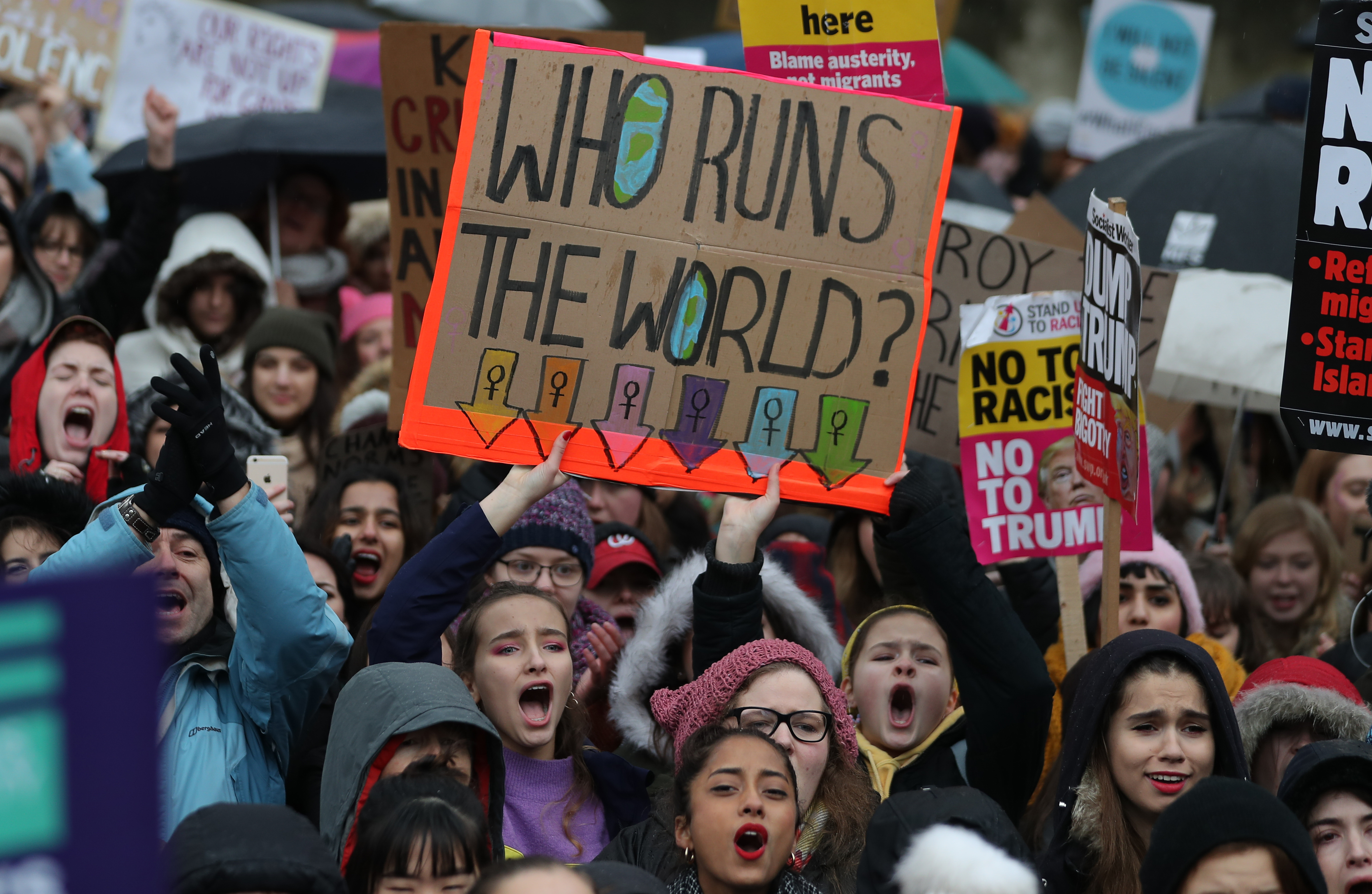 Több ezren tüntettek a nők egyenlőségéért Londonban