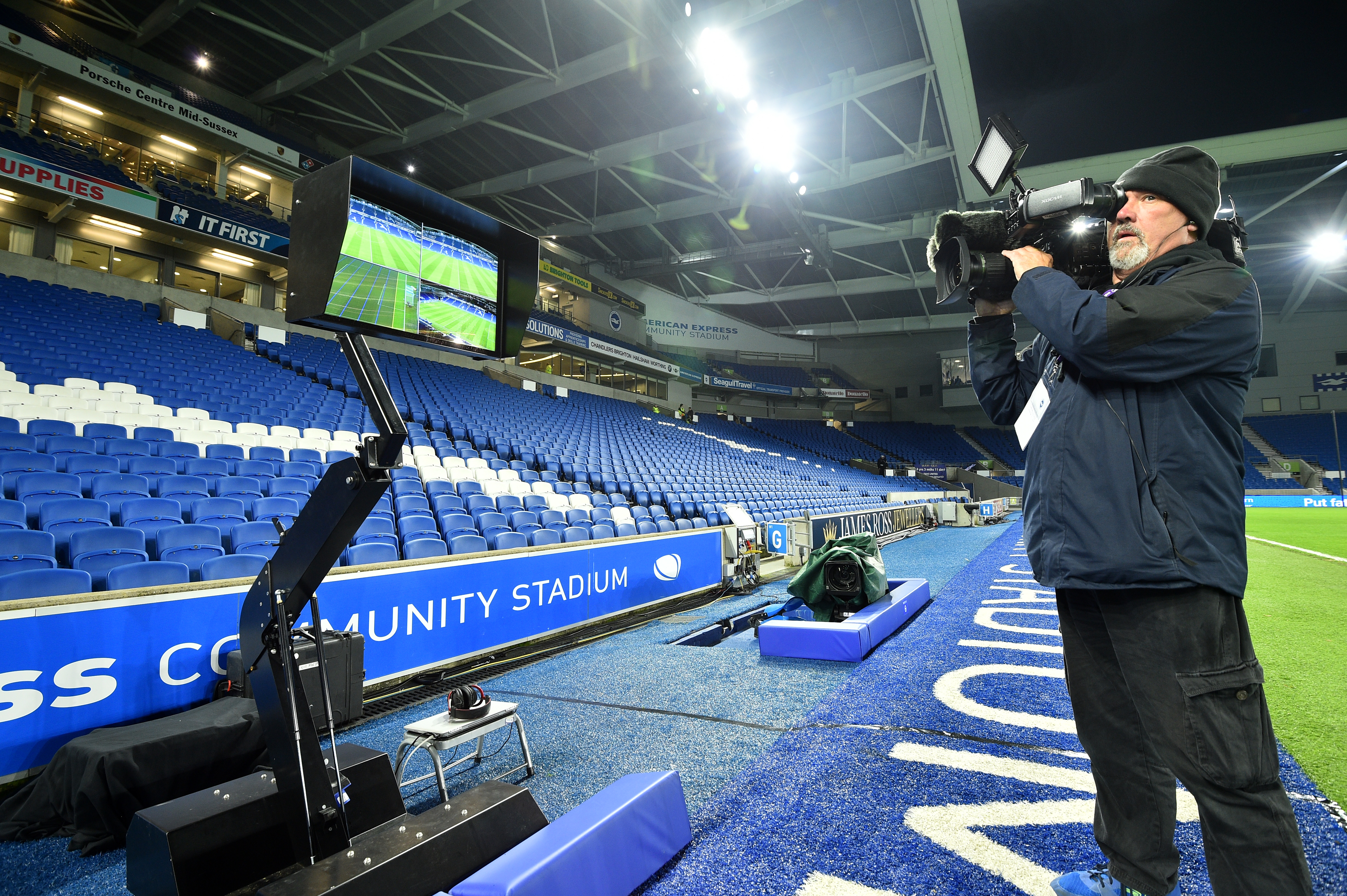 Operatőr veszi a VAR-rendszer kijelzőjét az angol FA Cup harmadik fordulójában a  Brighton és a Crystal Palace meccse előtt