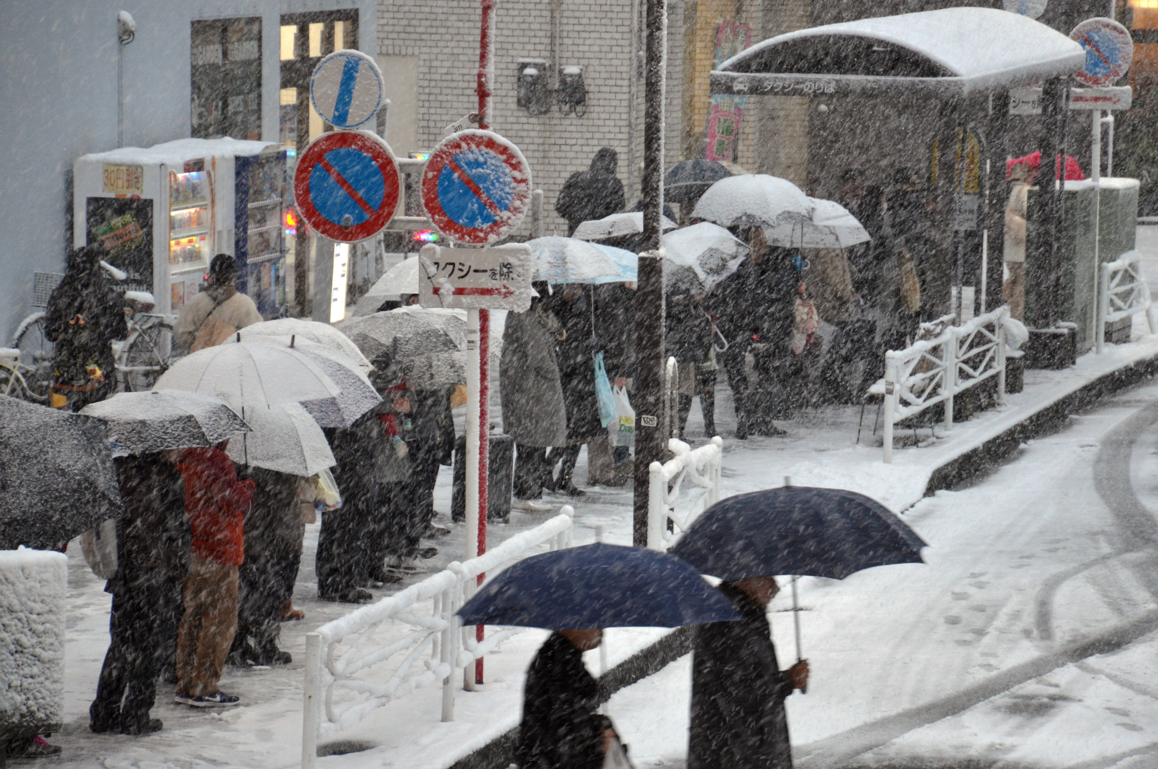 Megbénult a közlekedés Japánban az őrült havazás miatt