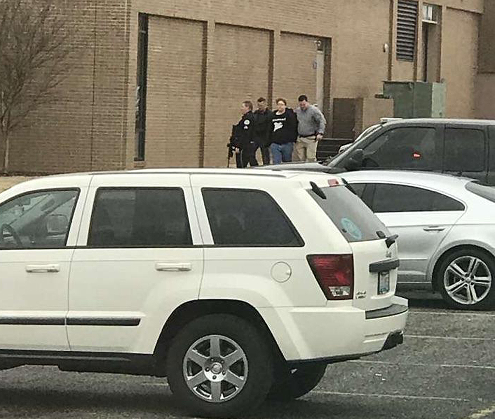 Egy 15 éves fiú kezdett el lövöldözni a diákokra Kentuckyban