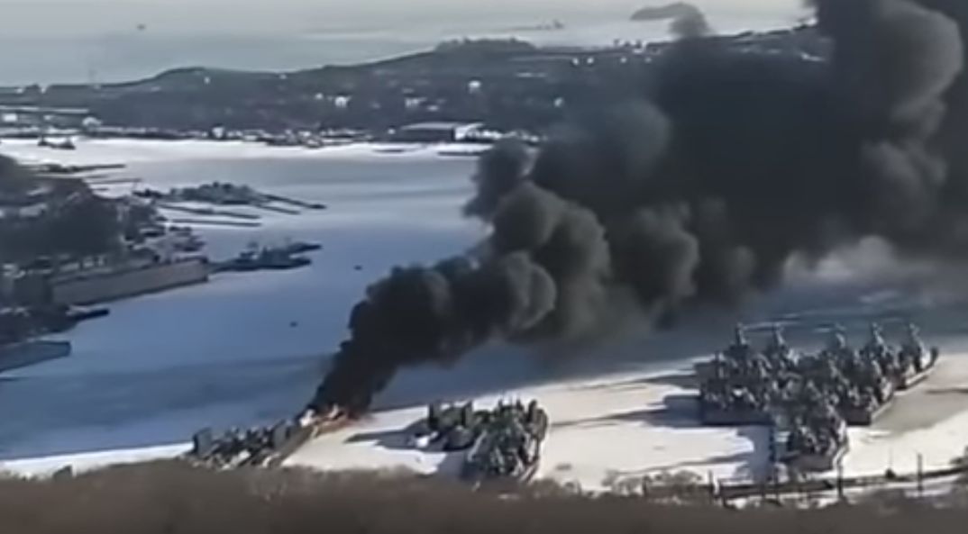 Azt hinnéd, hogy hatalmas lángokkal ég egy tengeralattjáró, de az orosz hadsereg szerint nincs ott semmi látnivaló