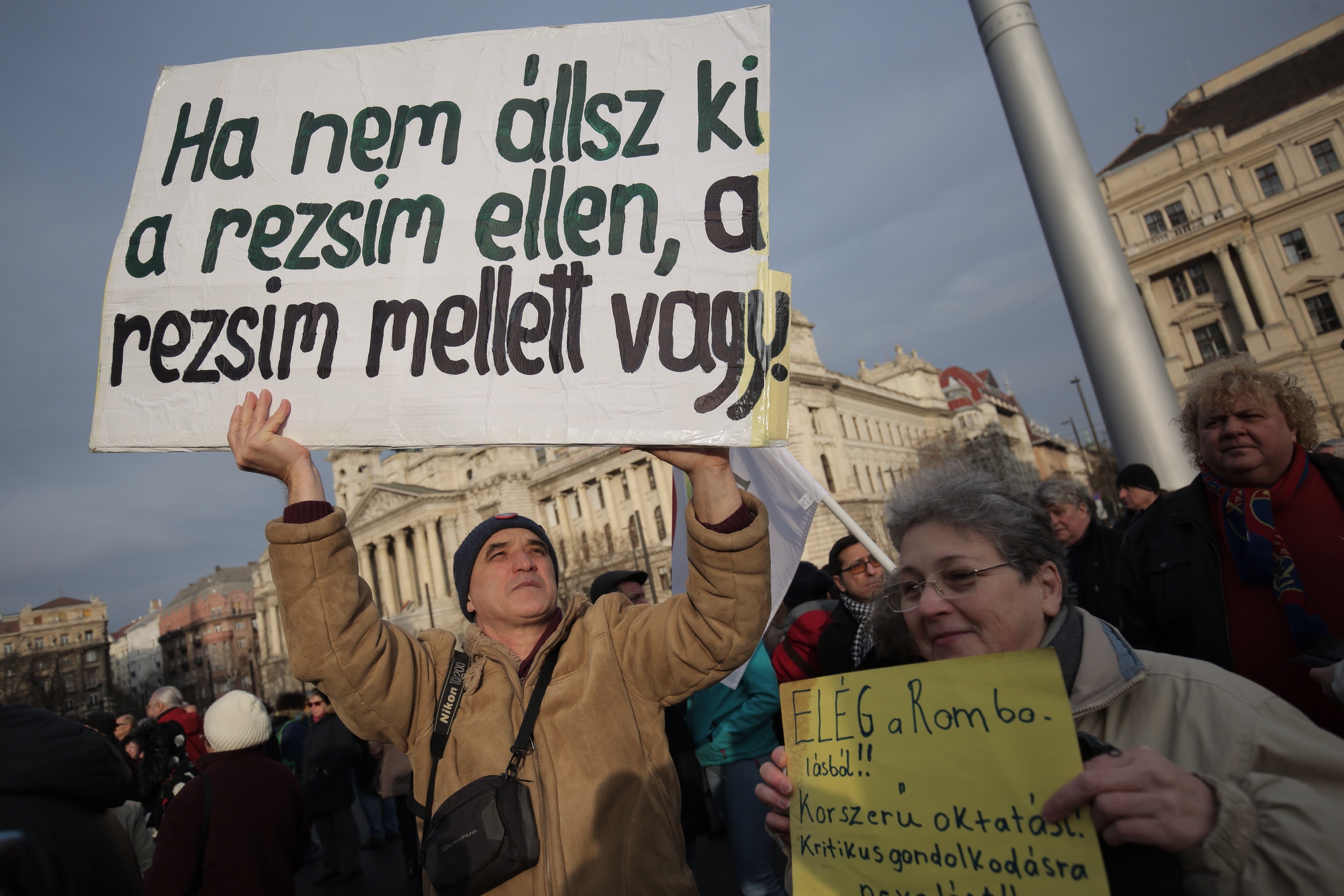 1000 ember tüntetett szabadabb oktatásért a Kossuth téren 
