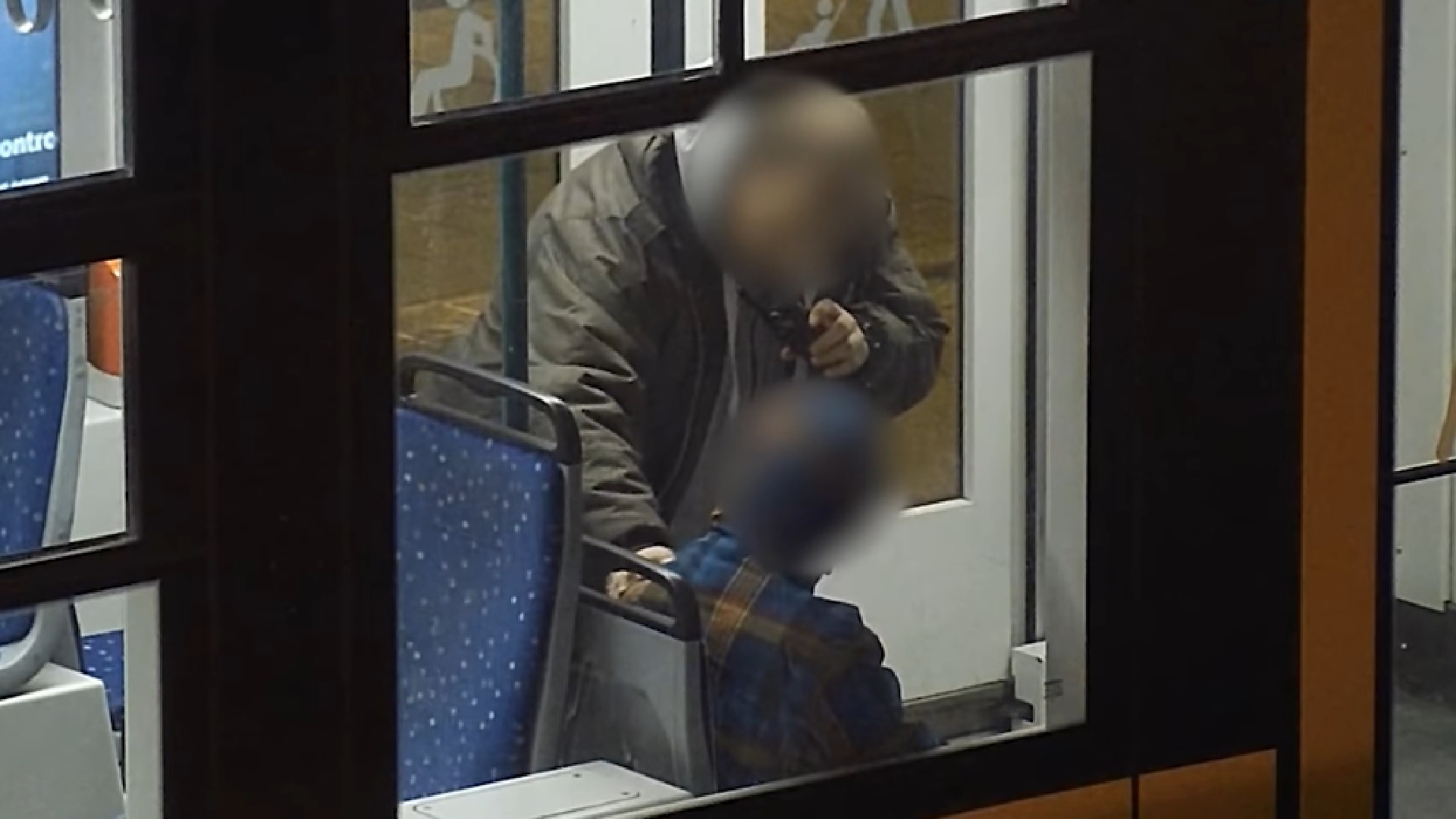 A rendőrség videóra vette, mi történhet azzal, aki bealszik a villamoson