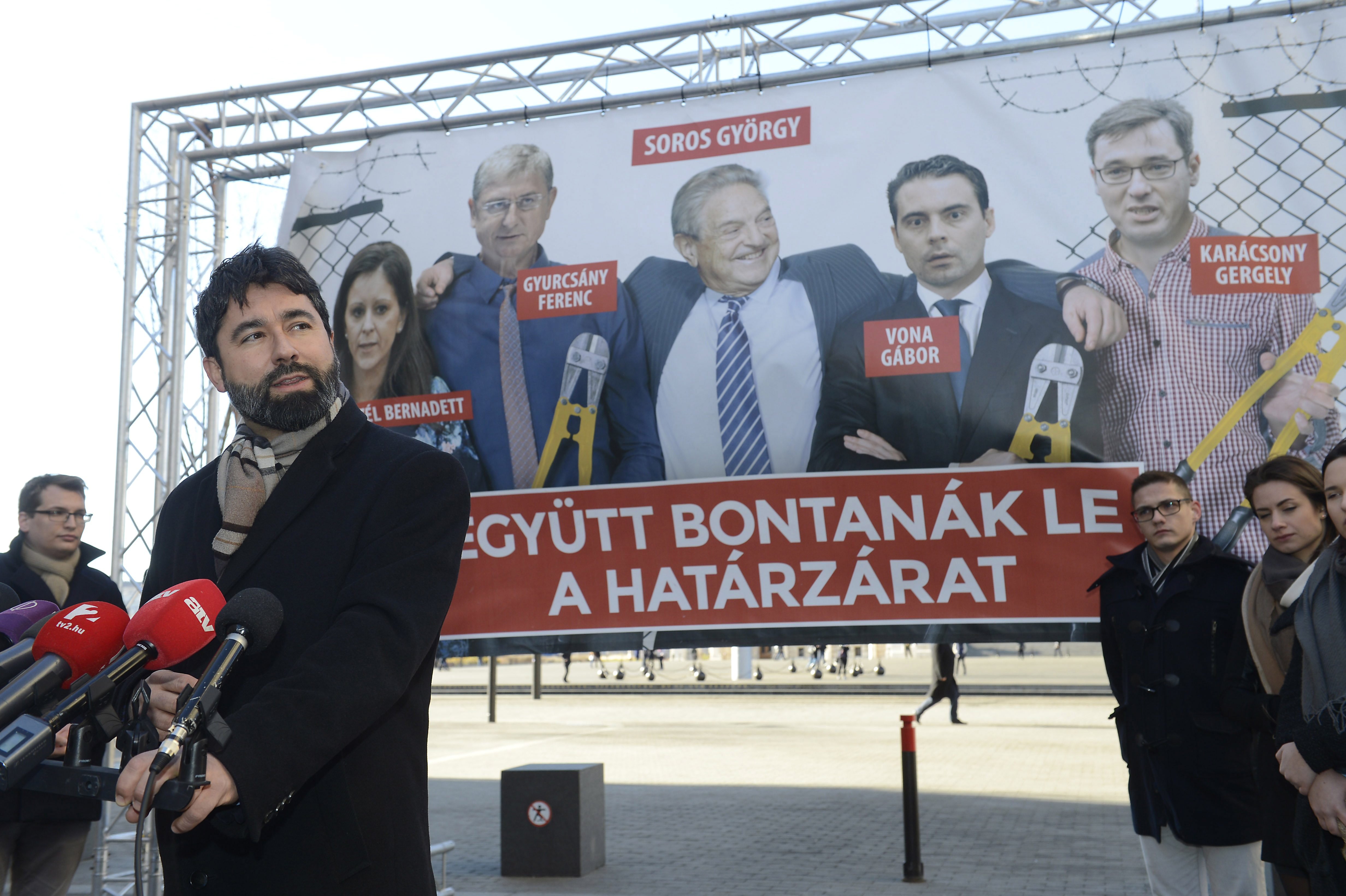 10+1 év plakáthisztéria Rogán Antal és Balásy Gyula Magyarországán