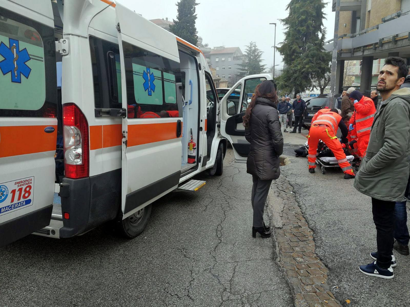 Fasiszta fegyveres nyitott tüzet afrikai járókelőkre egy olasz városban
