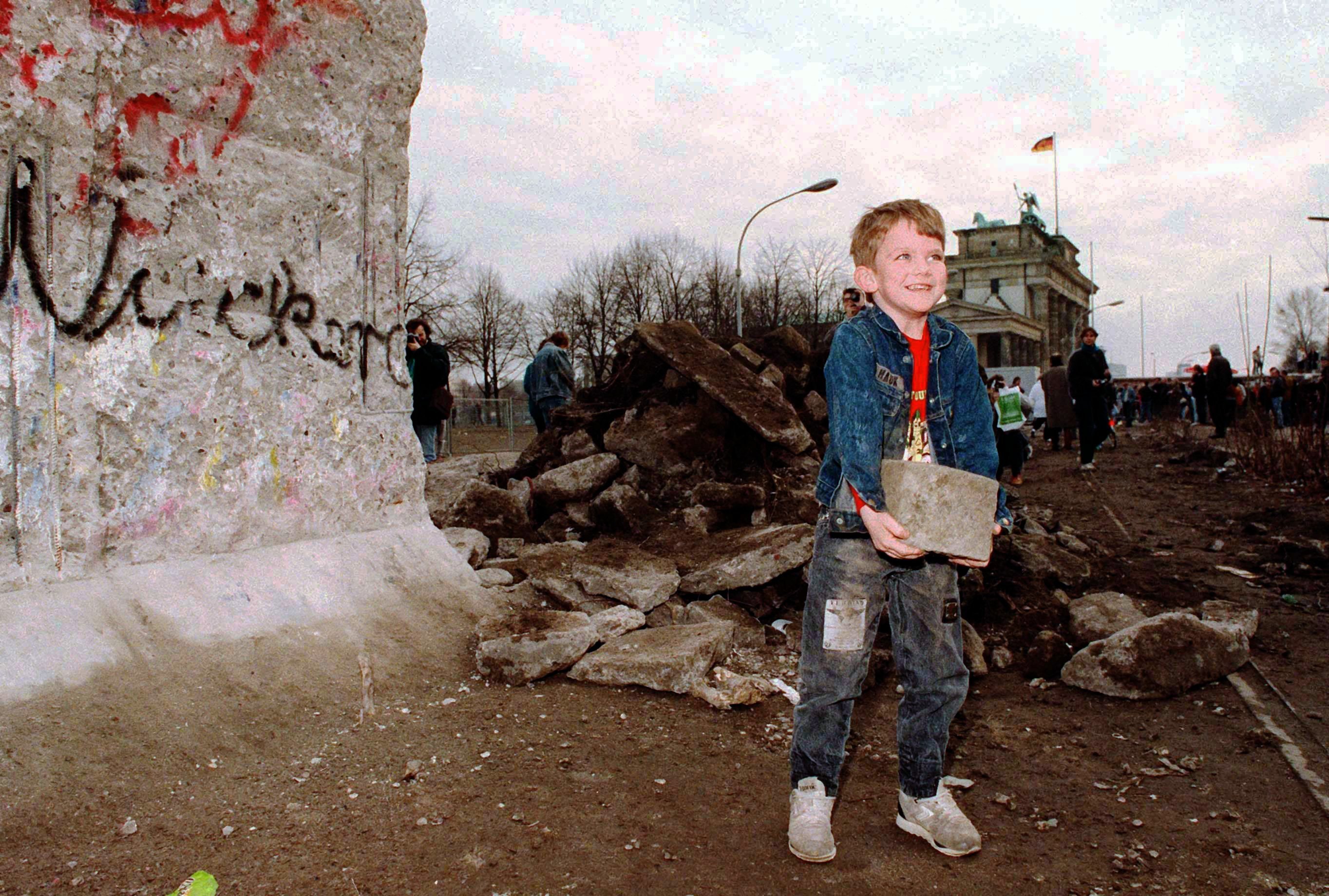 Éppen annyi ideje omlott le a berlini fal, mint ameddig állt