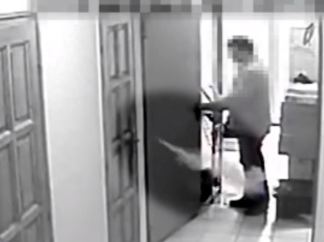 Öt és fél év börtönt kapott a csepeli lépcsőházban részegen lövöldöző rendőr