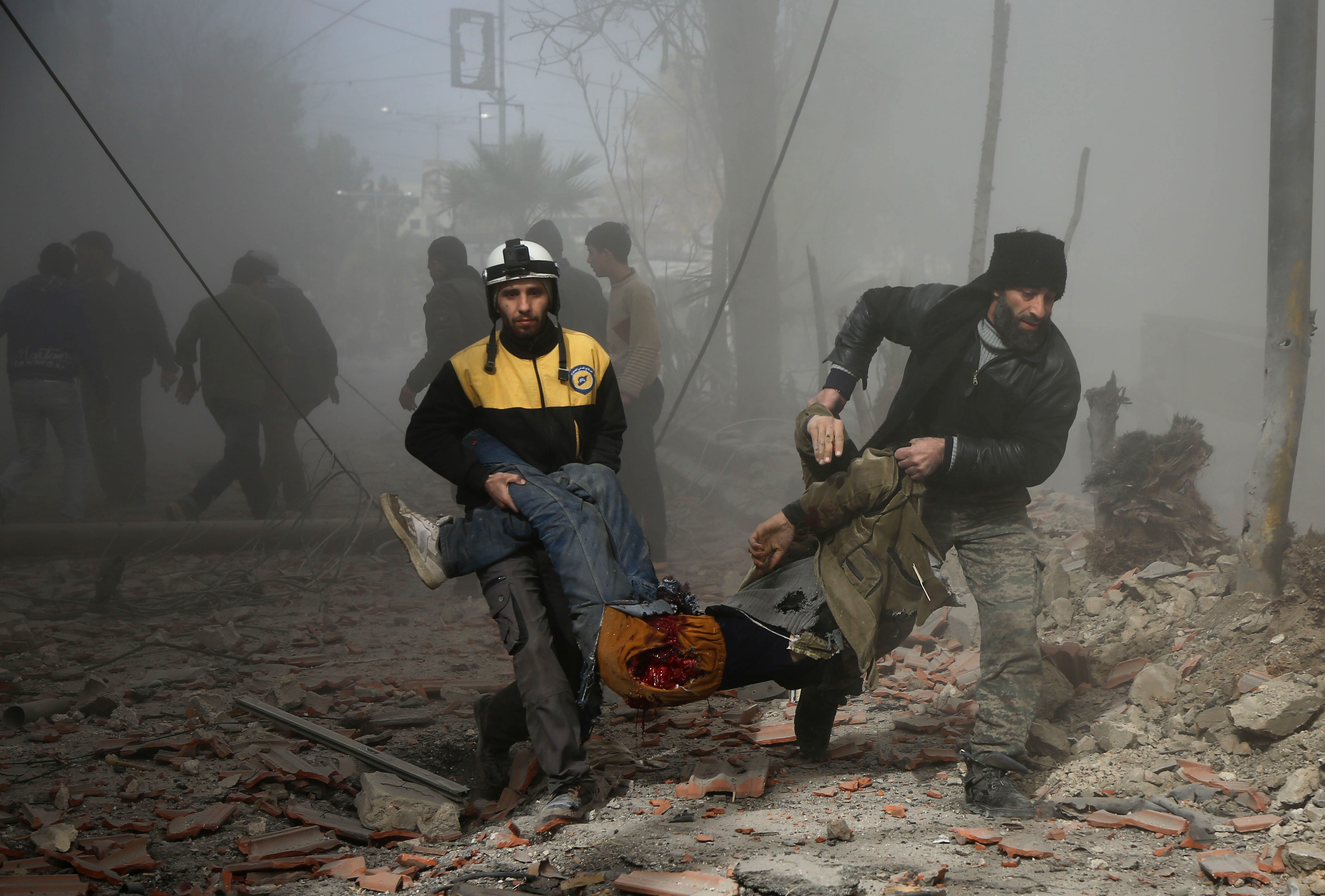 Aszad légiereje a Damaszkusz melletti városokat bombázta