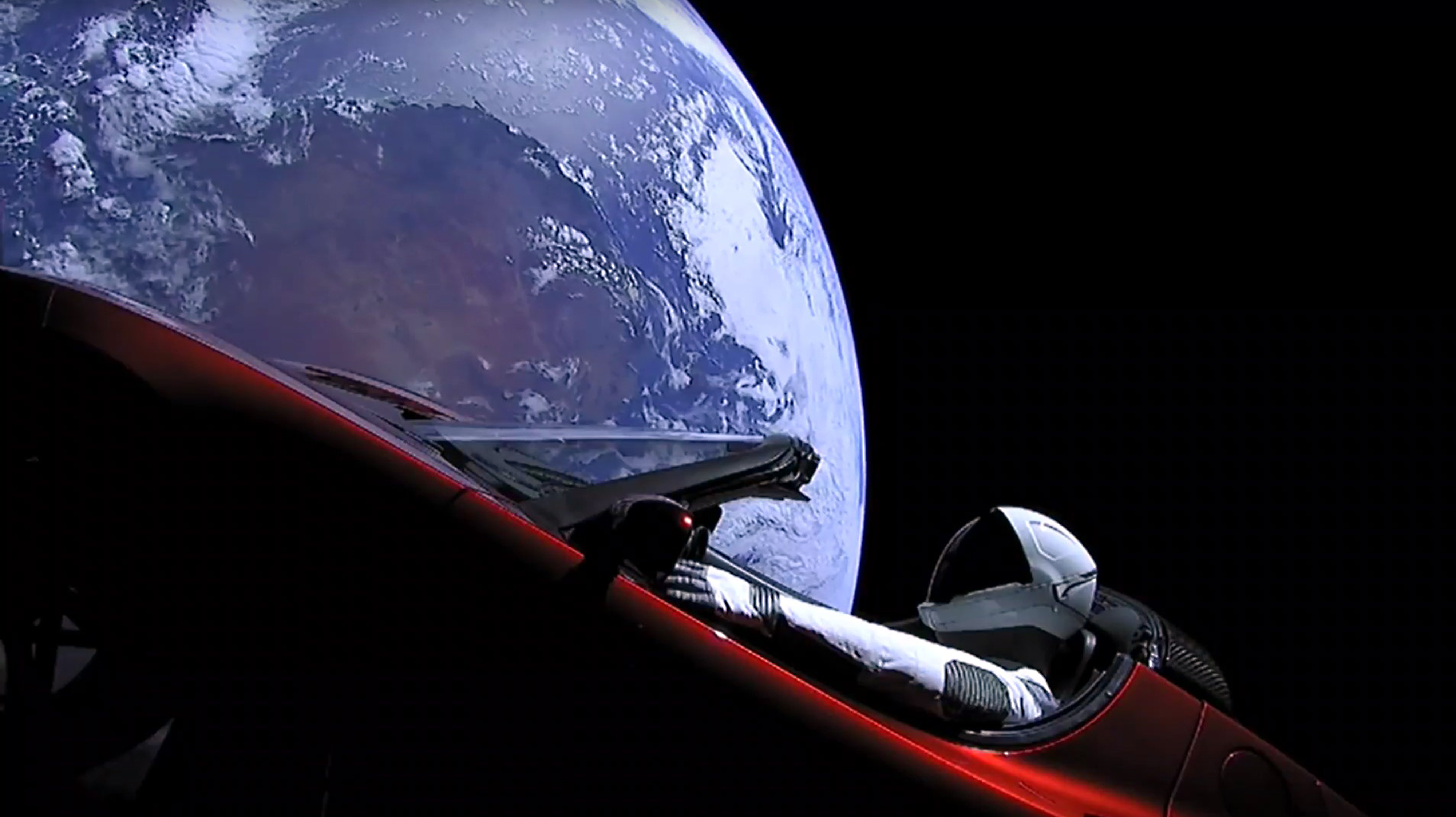 Előbb egy 500 dolláros márkás lángszóró, aztán egy Tesla az űrben – mit eszik a világ Elon Muskon?