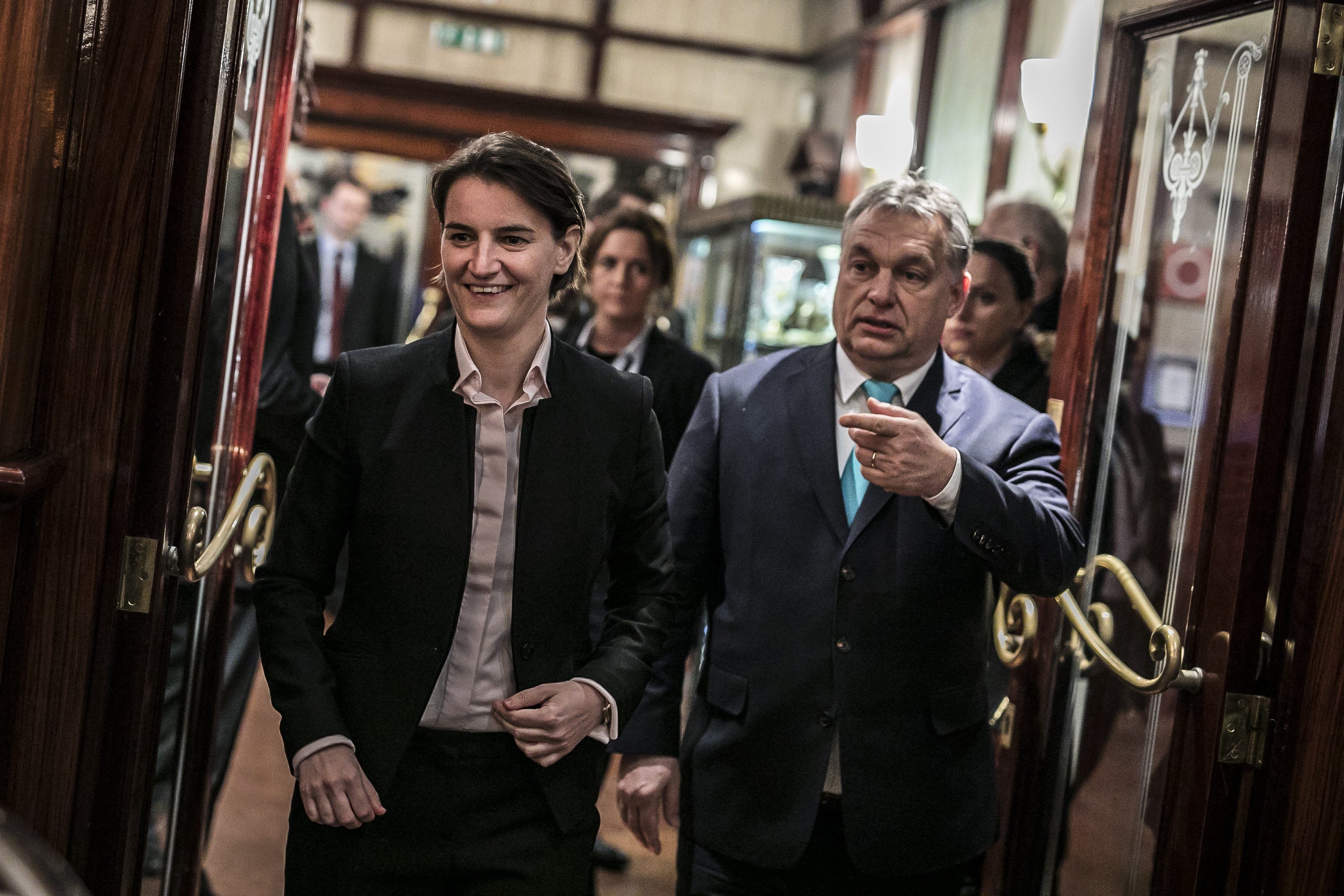 Ana Brnabic marad Szerbia miniszterelnöke