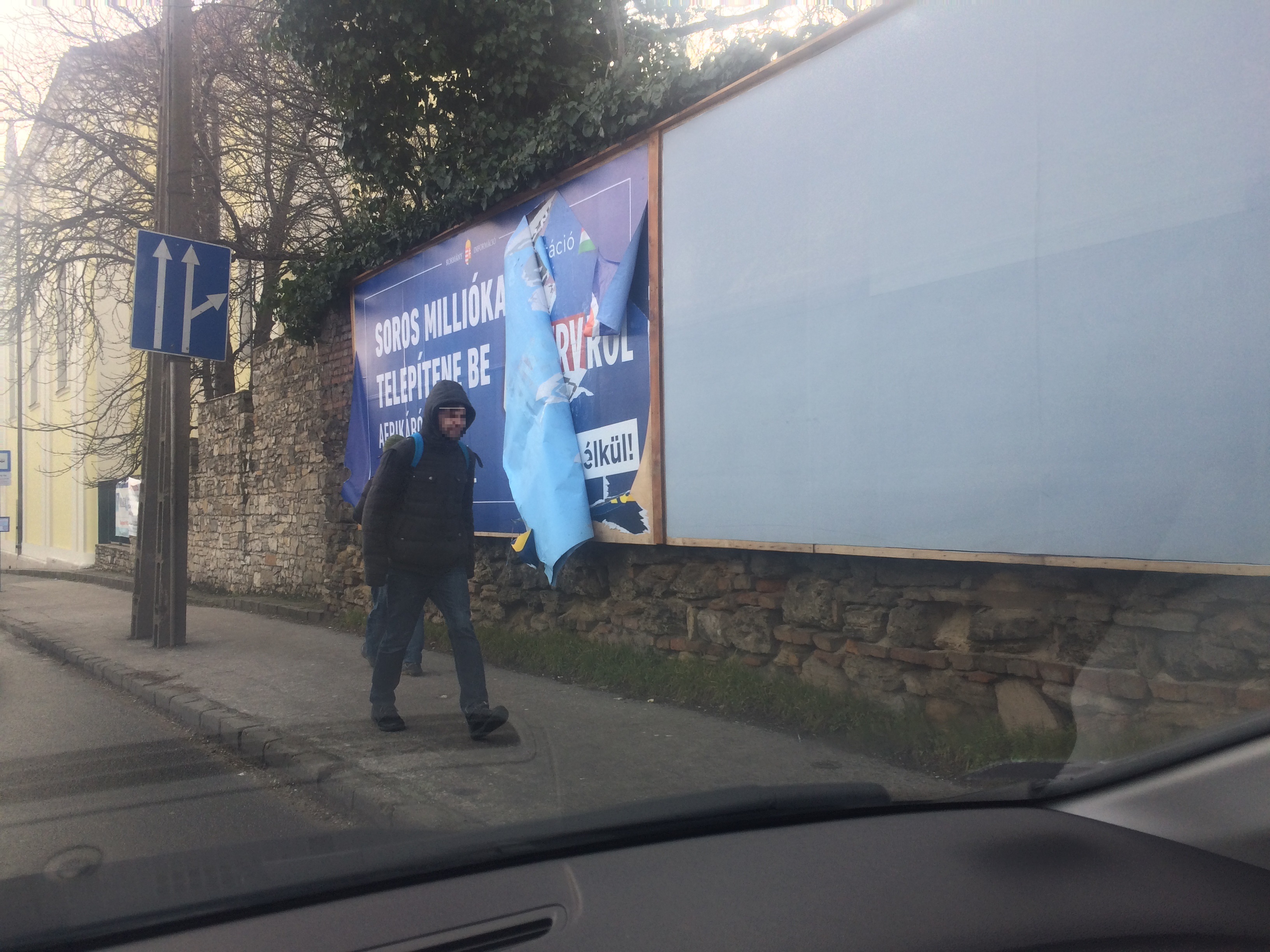 Egy NER-partizán megpróbálta letépni a Soros-plakátot. Ami utána történt, arra senki sem számított