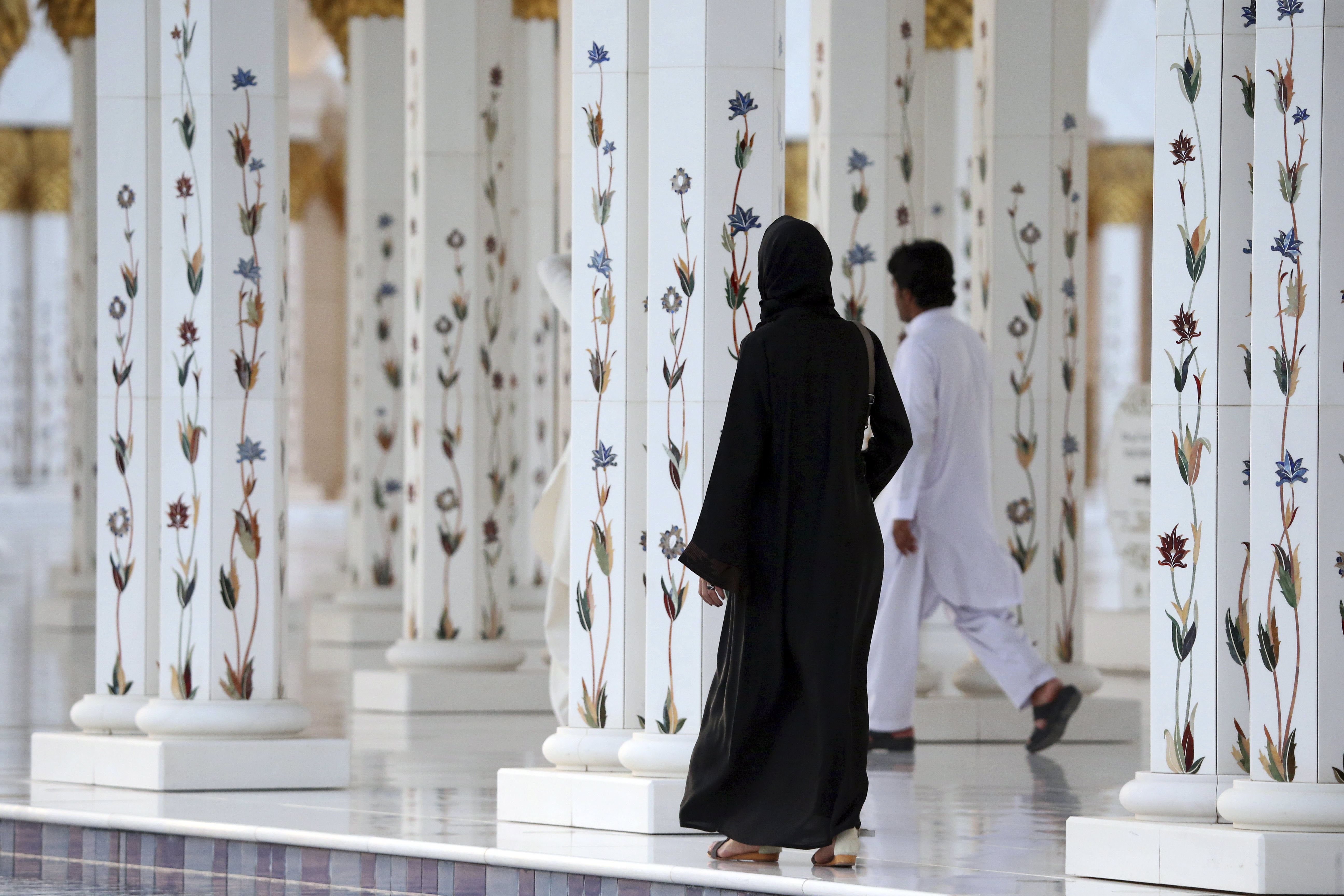 Többé nem kötelező teljes testet elfedő köpenyt hordaniuk a nőknek Szaúd-Arábiában